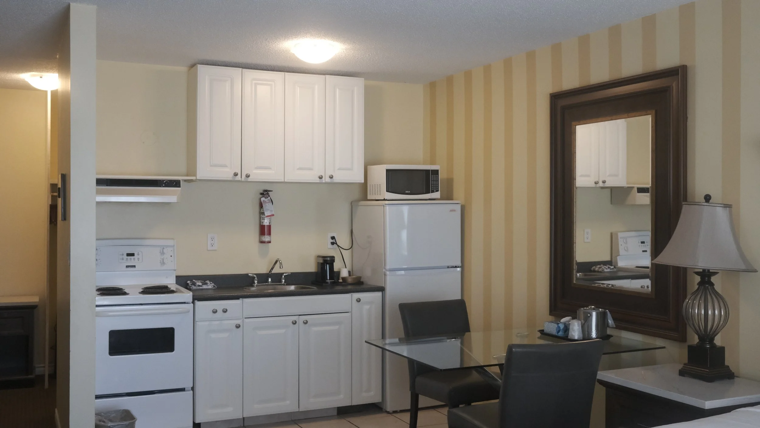 Arbutus Inn Room with Kitchenette