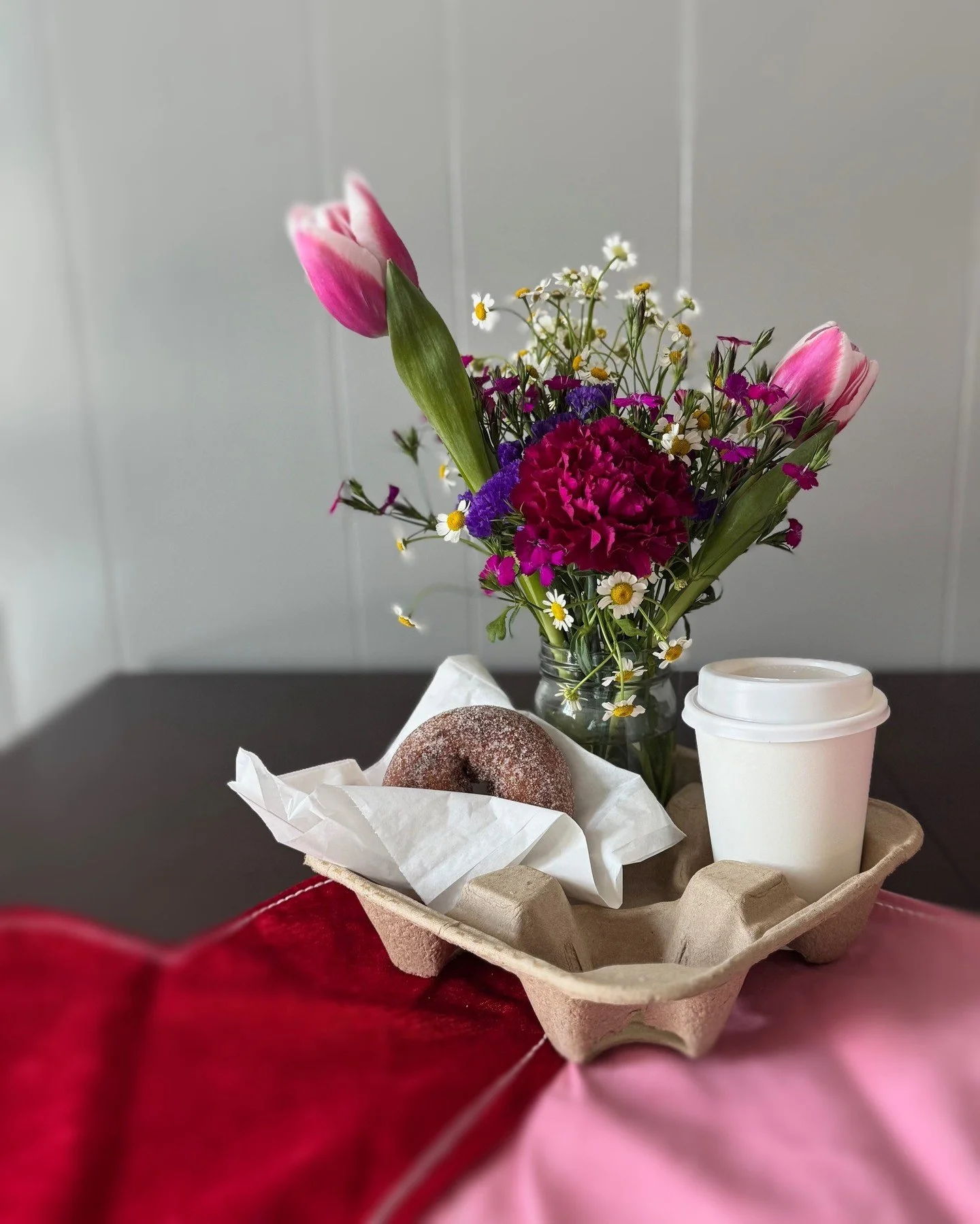 Just another sweet idea for Valentine's Day! 💗 
Grab one of these "arrangements" for a favorite office-mate, your daycare provider, your hairdresser, your best friend...the list is endless. We will have these available to grab and go Frida