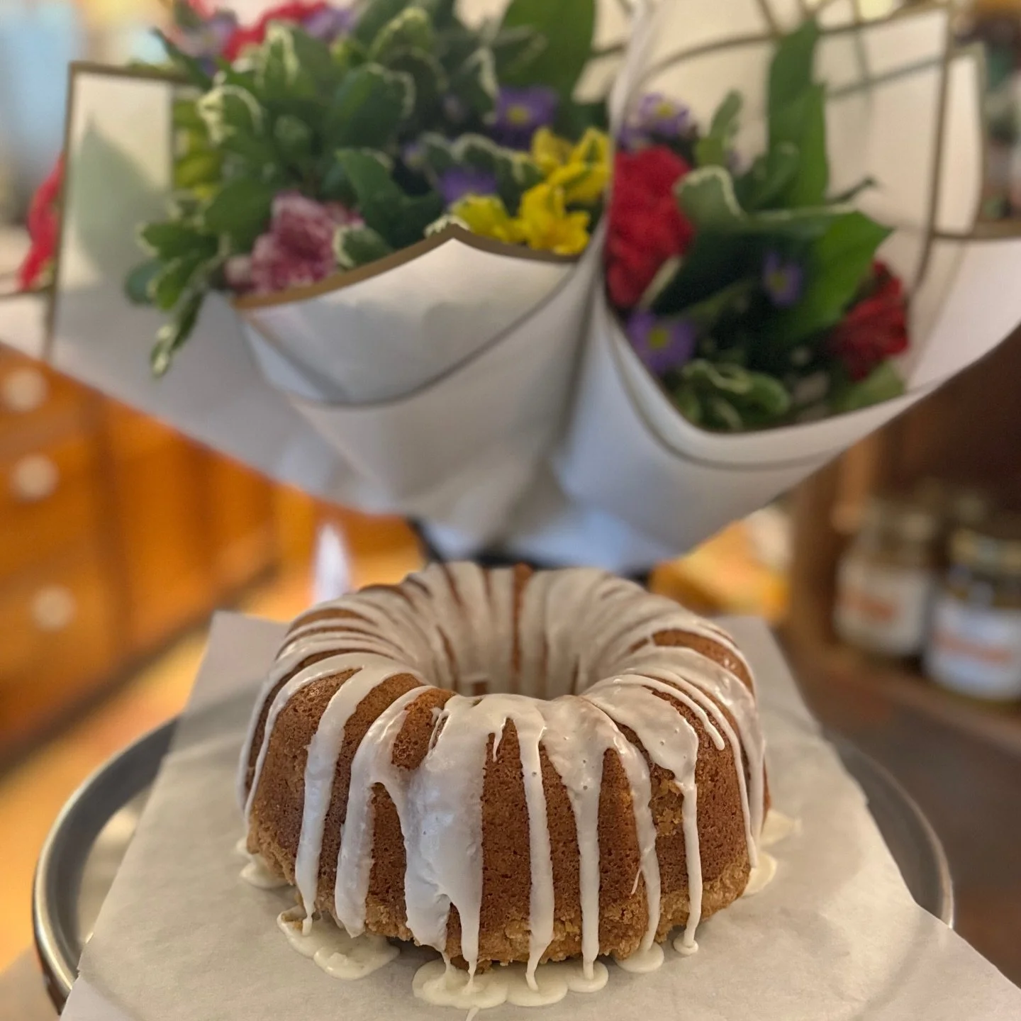 Flowers and a mini cinnamon crumb cake? 💐Sounds perfect to us! 🩷
Shop while you wait for lunch 🥪, we&rsquo;ve got all sorts of goodies. We will have other goodies coming out tomorrow and Friday. 
Spoil the mothers in your life. They deserve it. 

