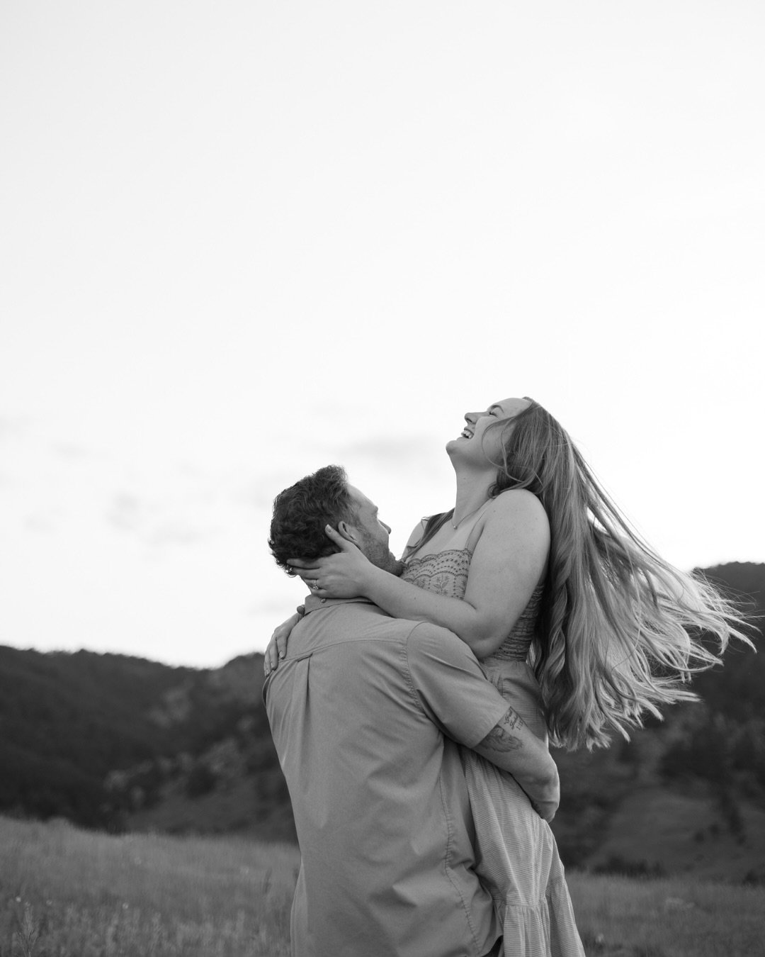 Sessions this summer have truly been so sweet and joy filled, it reminds me why I love doing this 🥹 getting to celebrate with you through your season whether your becoming a wife, a mom, a graduate, a husband, or a dad. It's a joy to walk along side