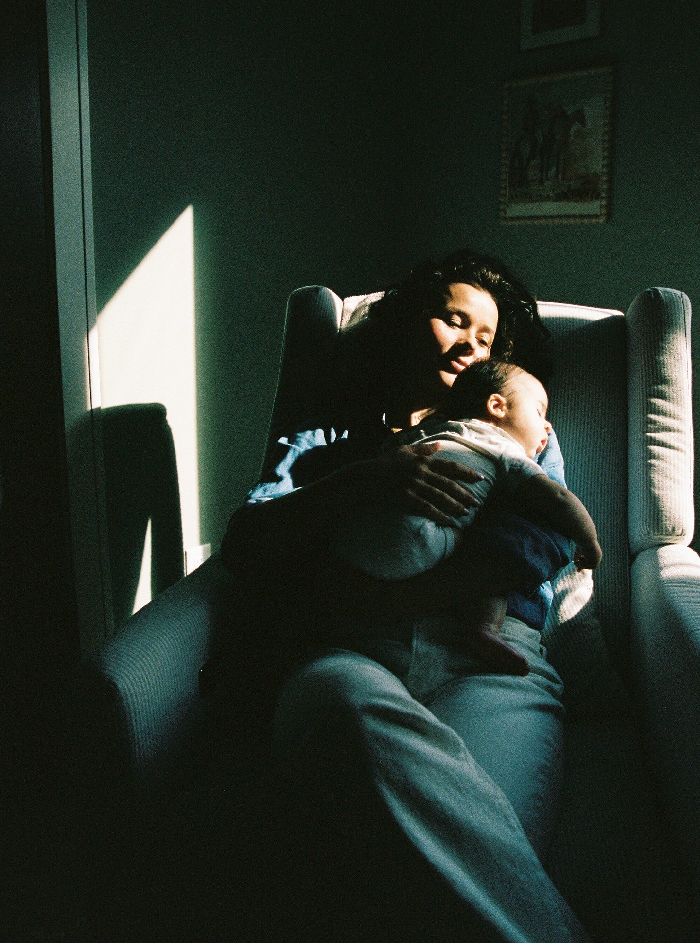 Hard light, harder love

#kansascityfamilyphotographer #35mm #kaleyandfilm #thebelovedjournal #35mmotherhood