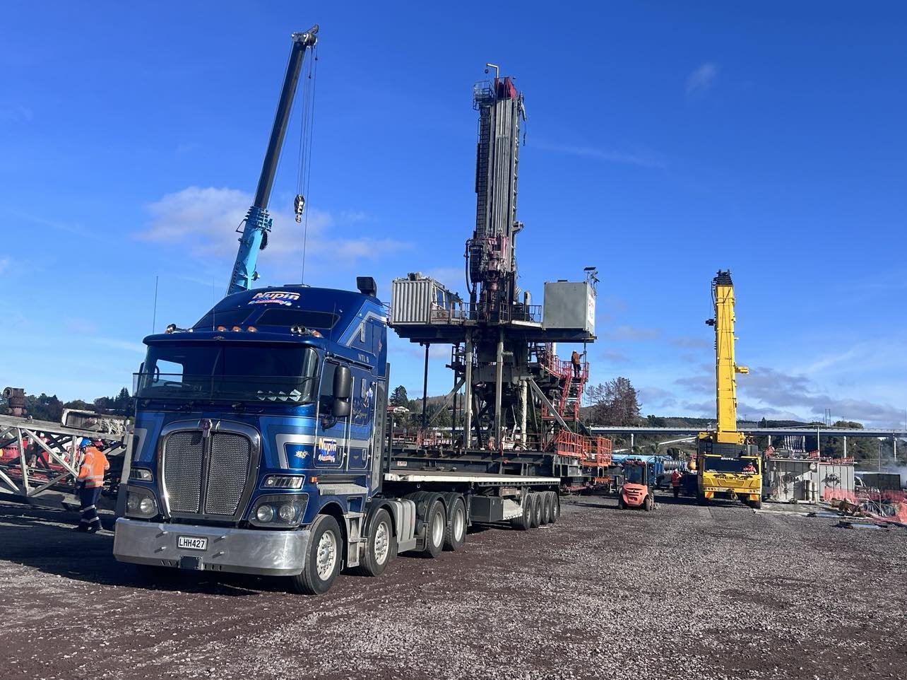 Flat Deck Trucks Tauranga and Bay of Plenty – Nupin Transport is not only Container Transport, we also run flat deck units offering a nationwide service delivering a huge range of specialized and over dimensional products for a wide range of clients.