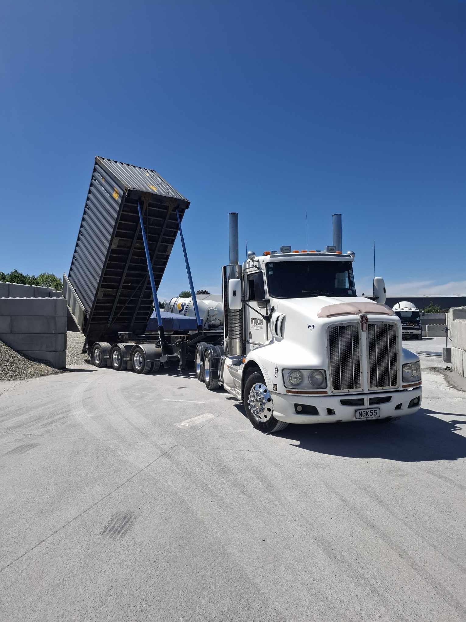 Nupin Transport tipping rocks