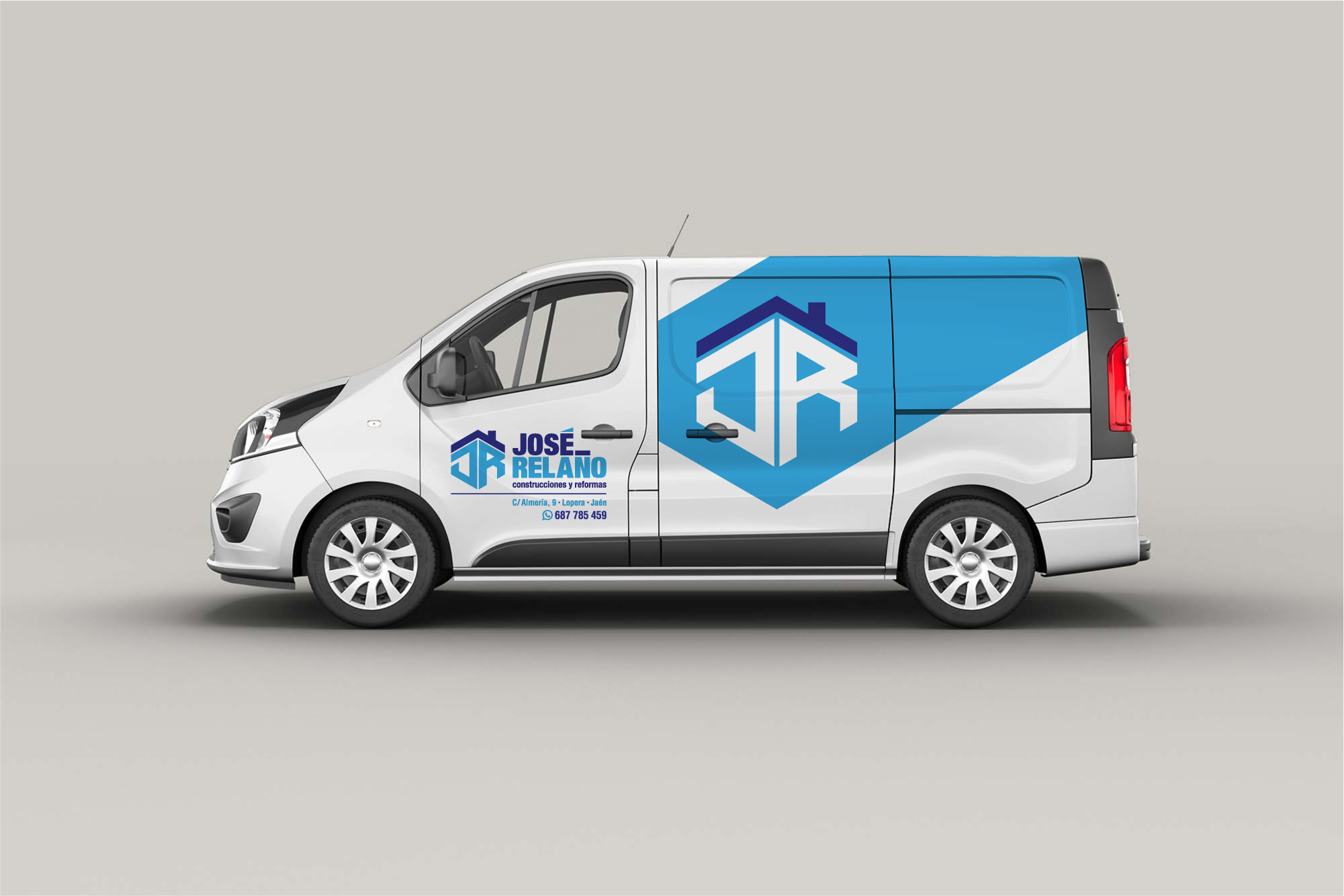Vehículo de empresa de construcción con logotipo azul y blanco, con datos de contacto en el costado y un diseño de techo con logotipo en gran tamaño.