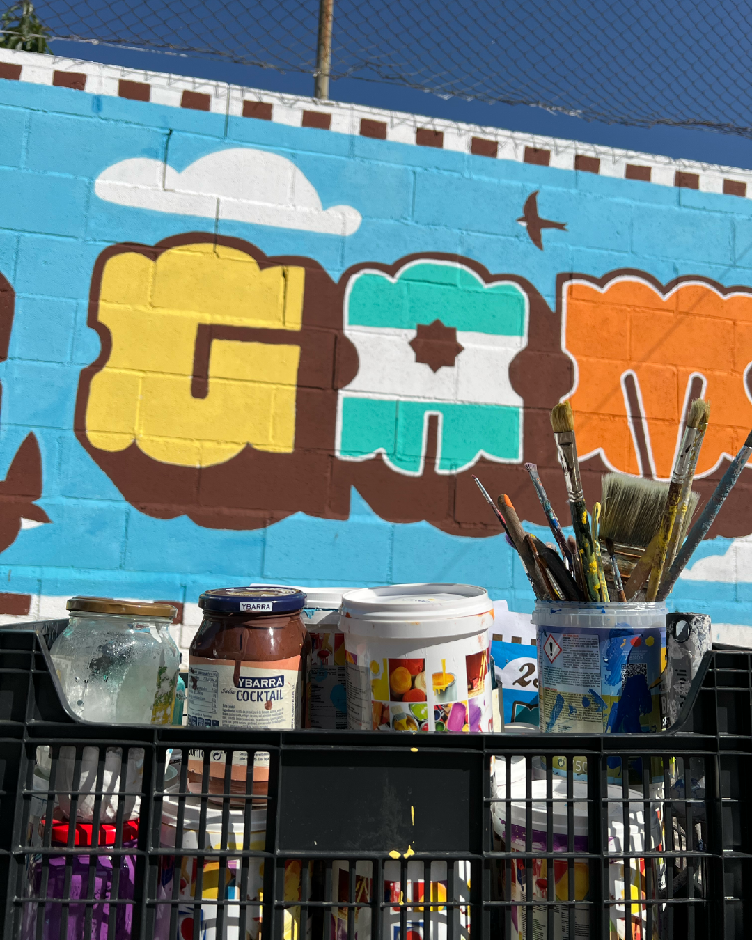 mural-educativo-ilustrado-detalle-pinceles-ies-gamonares-lopera-jaen-salmorejo-studio.png