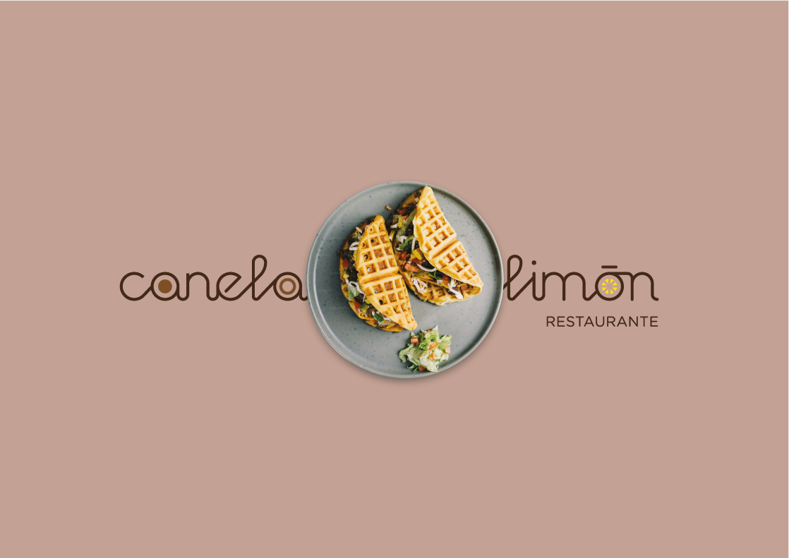 Plato con tacos rellenos de carne y vegetales acompañado de una porción de ensalada, sobre fondo con texto y logo del restaurante 'Canela Limón'.