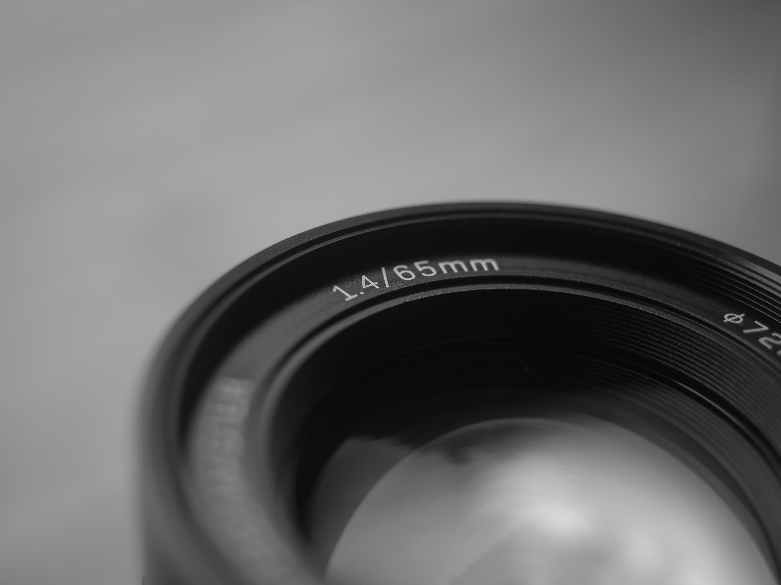 Mitakon Speedmaster 65 mm f/1.4 - krótko