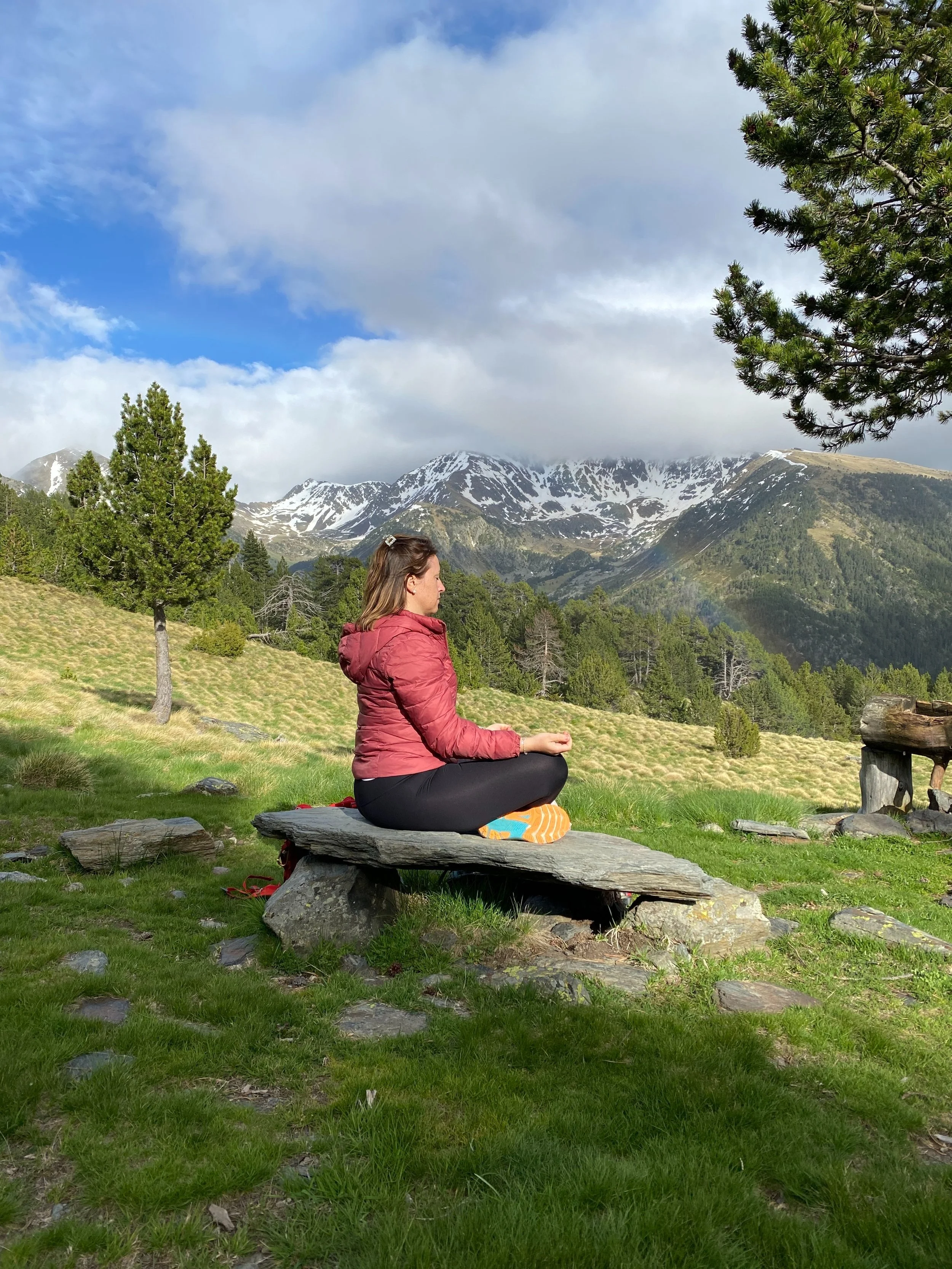 Juliane Rein bei der Meditation am Berg