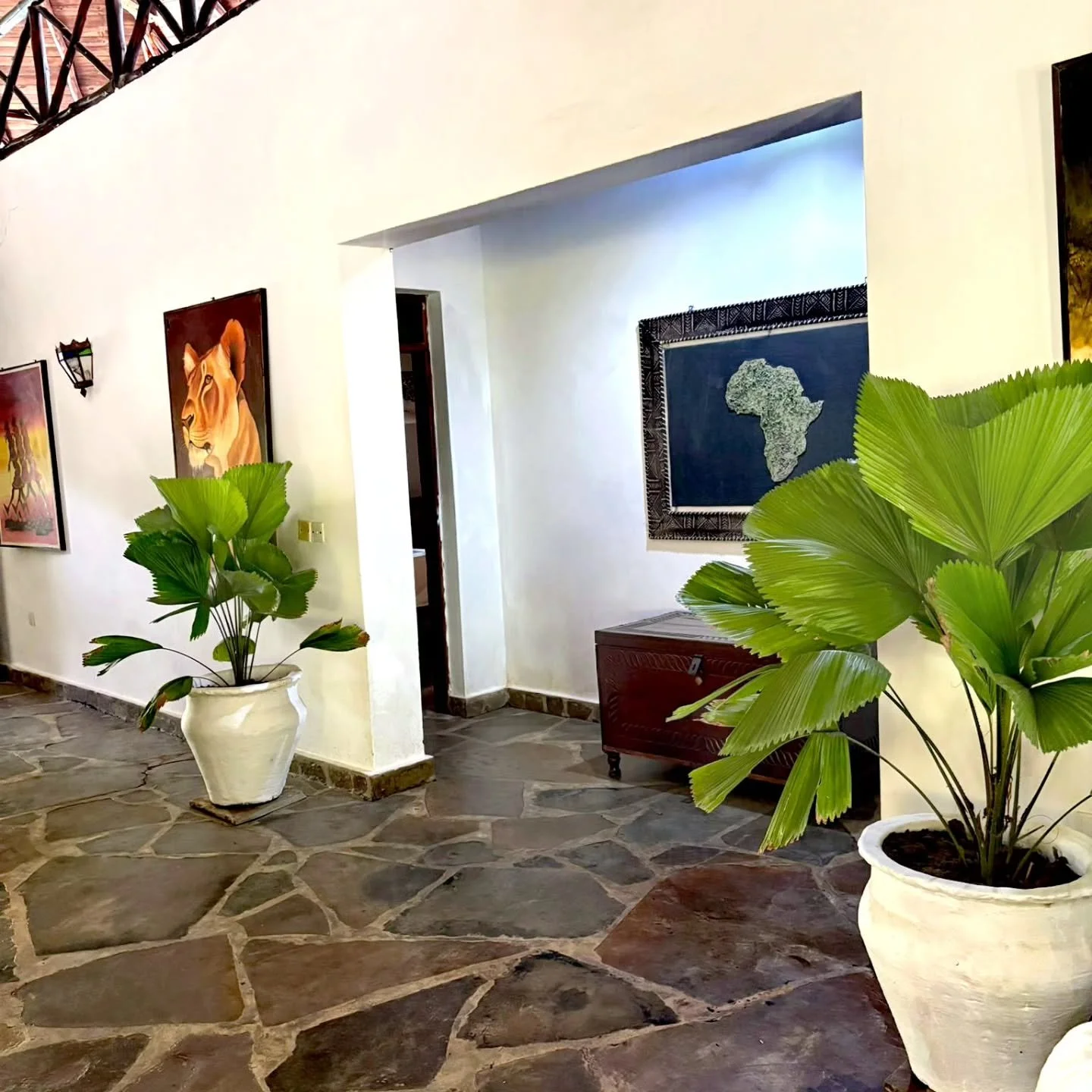 Step inside. Leave the world outside. Enter your paradise.

#inside
#outside
#paradise
#malindi