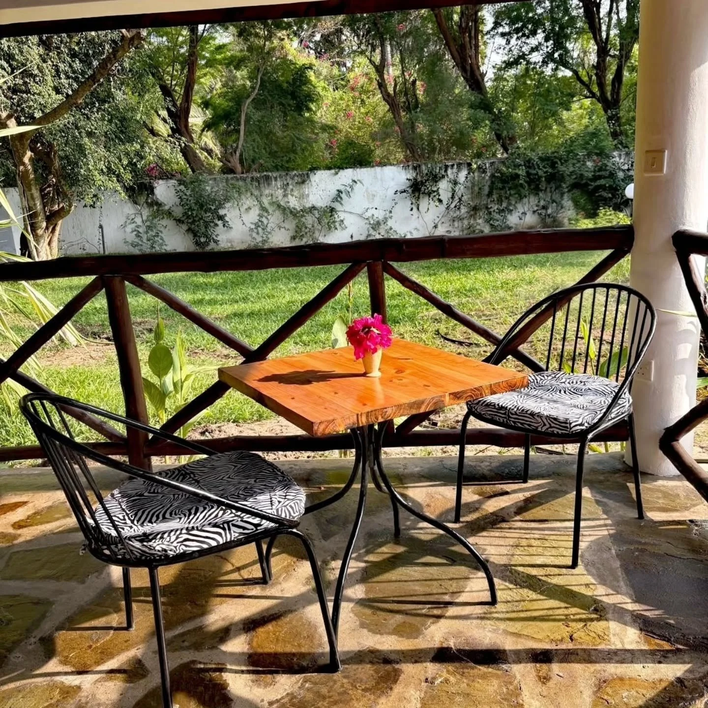 The sun lights the soul, while the body patiently waits for the night.

#sun
#lights
#soul
#body
#waits