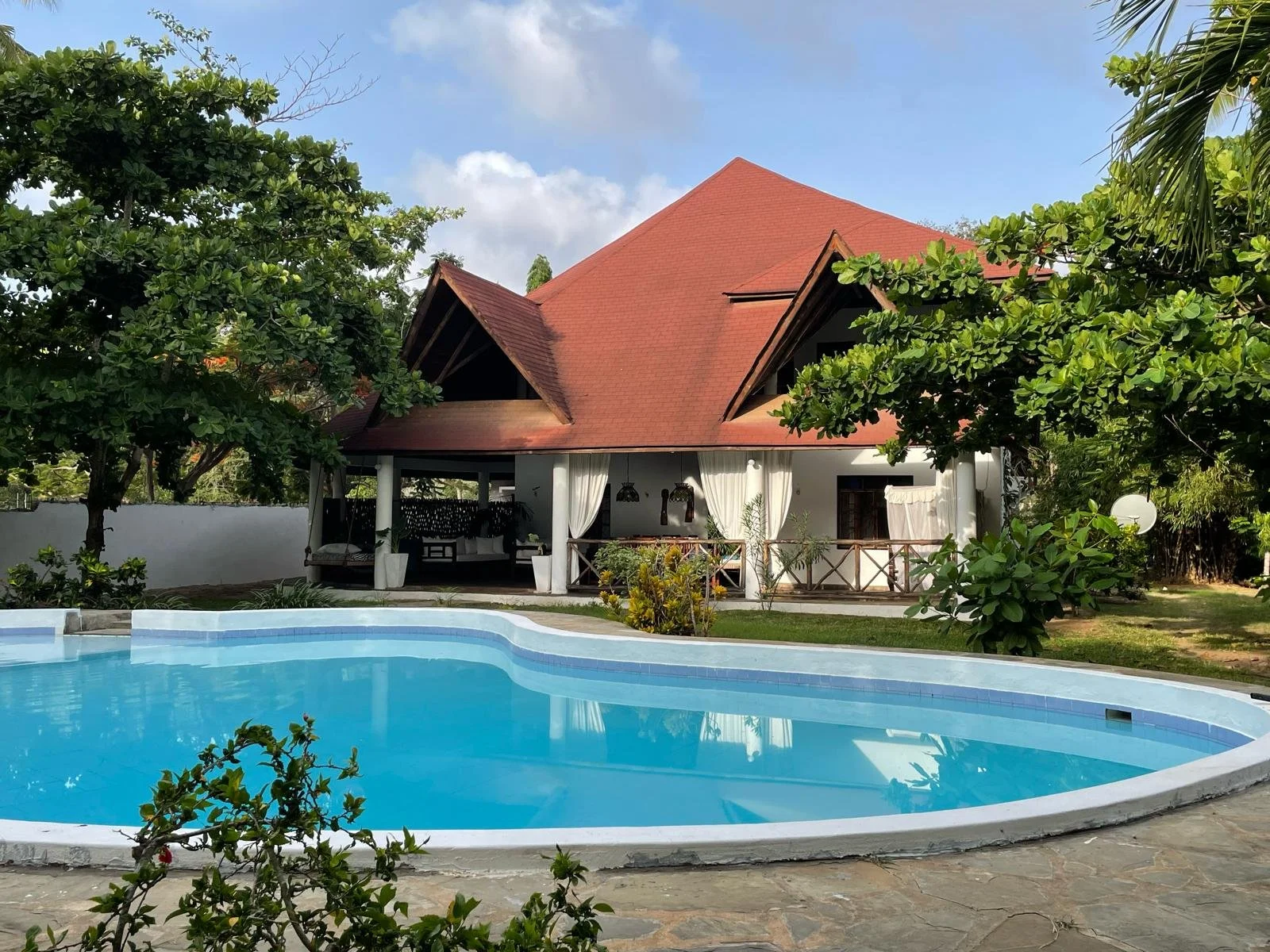 Tropical lounge at Nyumba Malaika