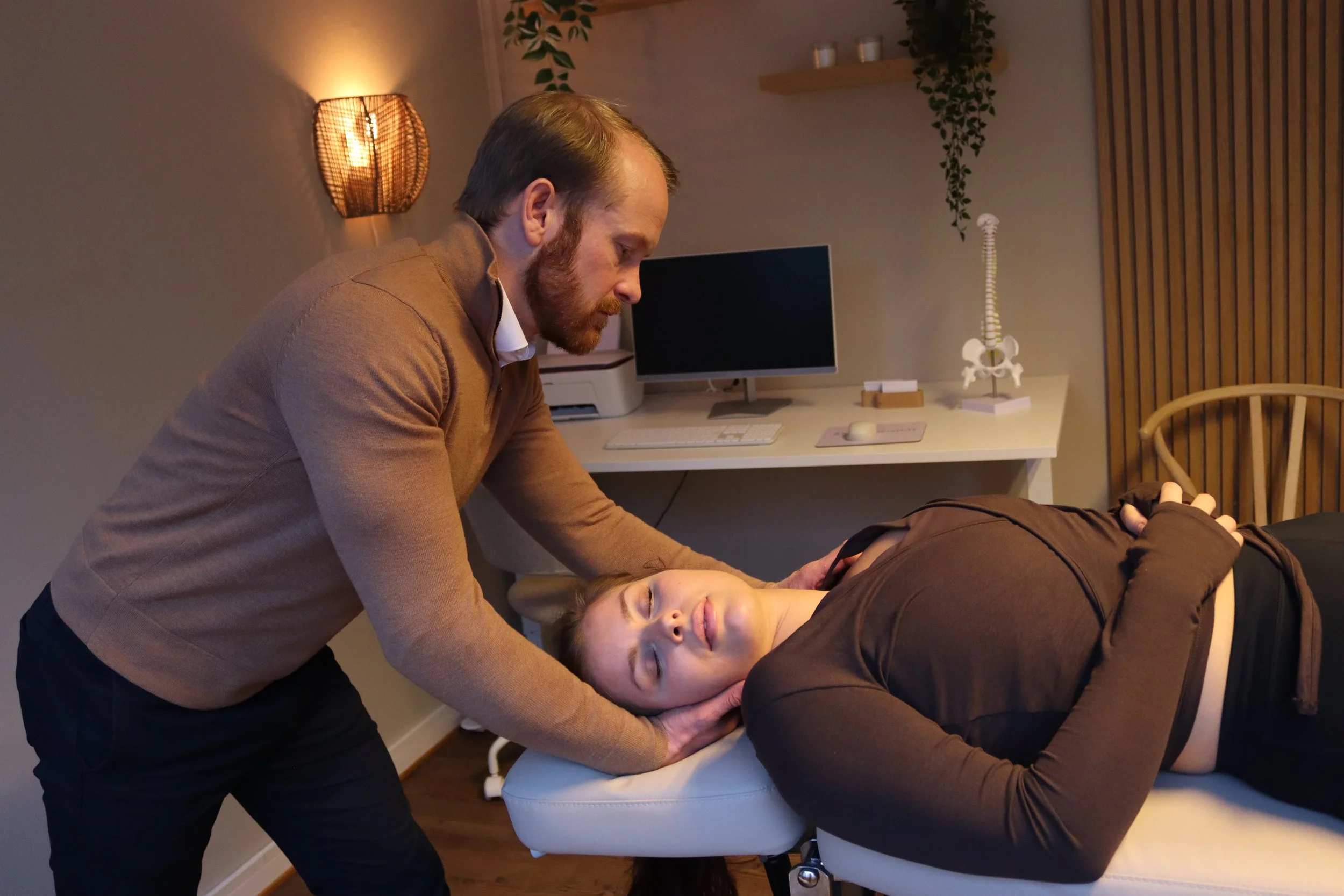 Er manuell behandling av nakke trygt?