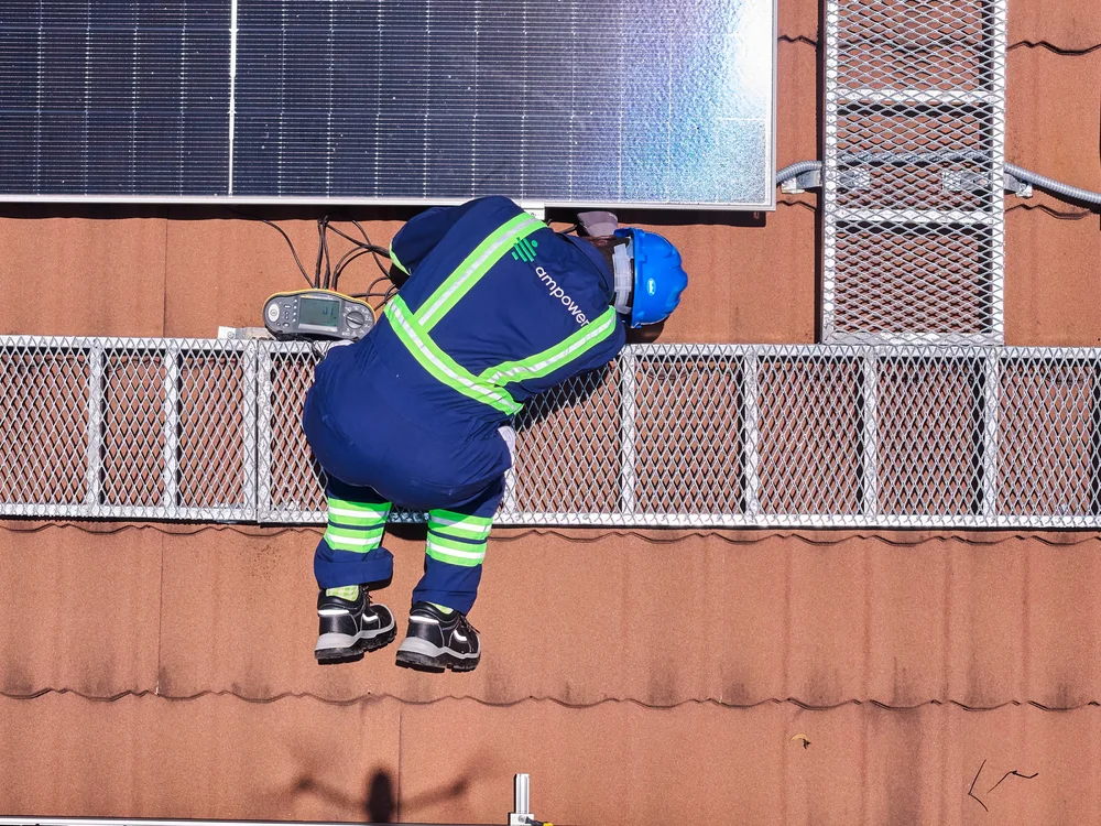 AM Power Solar engineer installing rooftop solar panels
