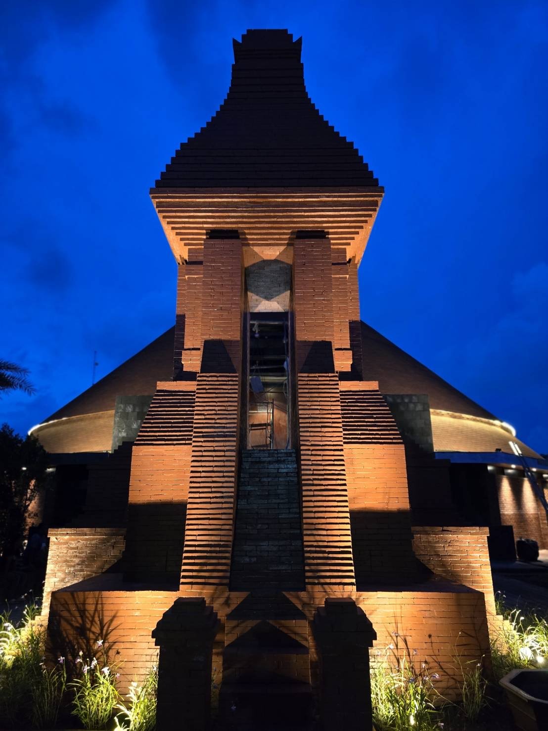 VIhara Sukjai Sailendra' Stupa at night