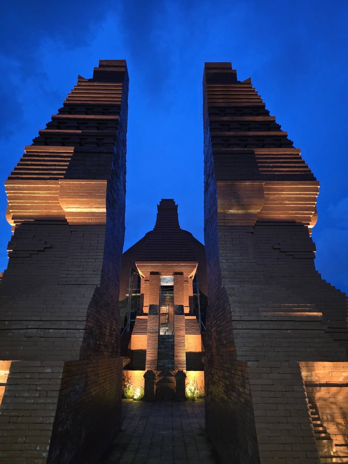 Vihara Sukjai Sailendra at night