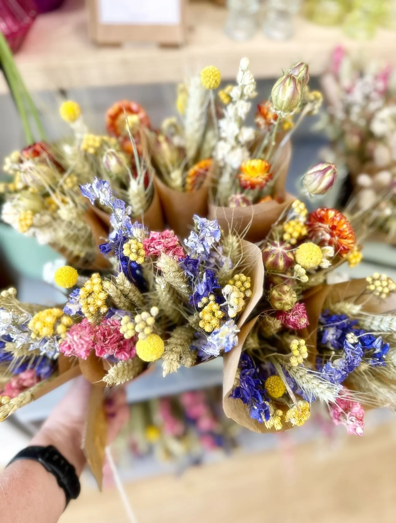 Fall in love with buying British π¬π§ 
because today is Buy British Day!
At Stems at 24 we’re so proud to champion our brilliant British growers and independent suppliers all year round πΏβ¨ 
From locally grown blooms to carefully selected hand
