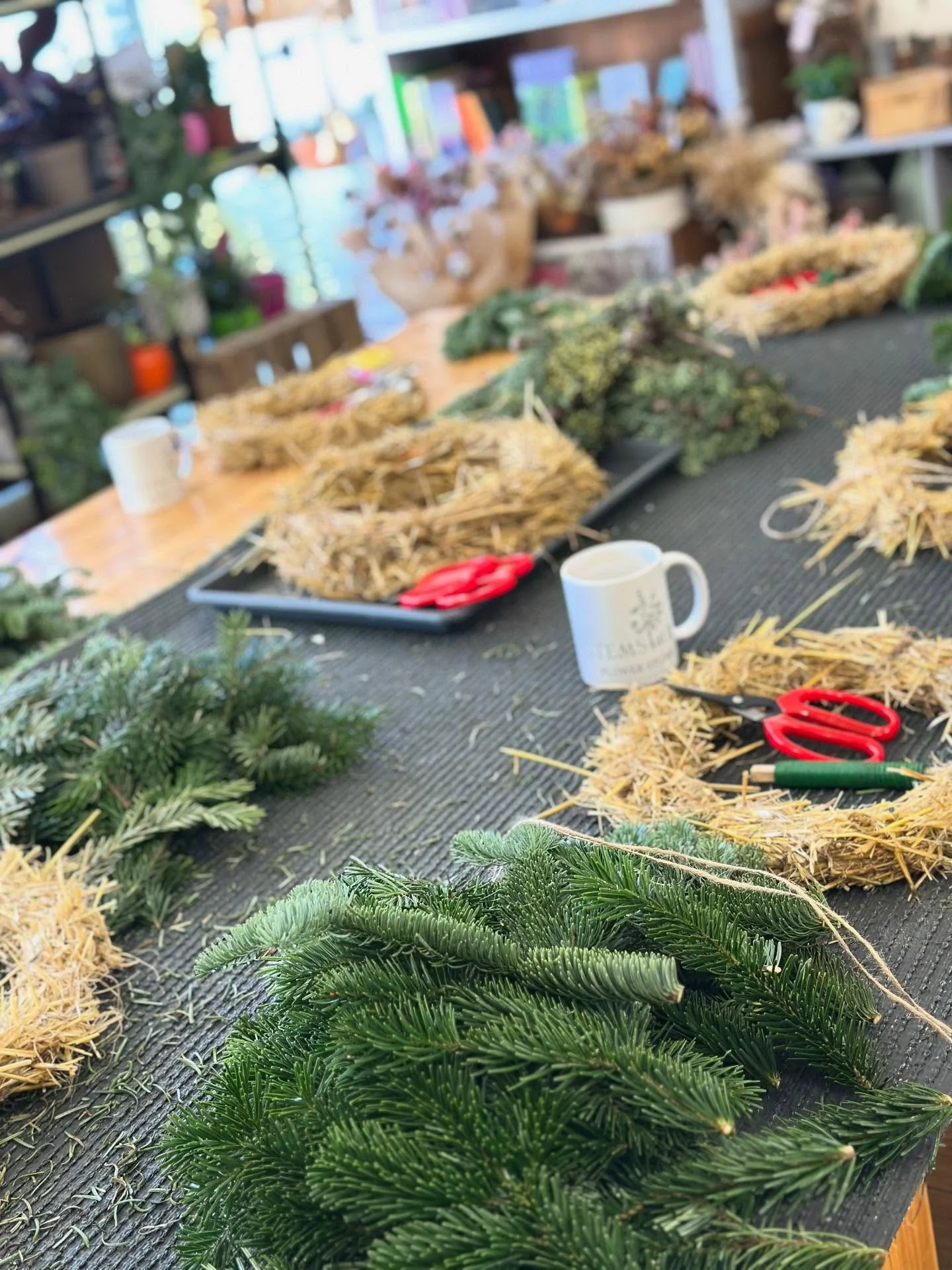 Our first wreath workshop of the season&hellip; and what a gorgeous start. 🌿✨ 

Buckets of foliage, jars of festive details, and the loveliest group around the table. 🌿

You were all amazing and your wreaths were absolutely beautiful! 👏
Thank you 