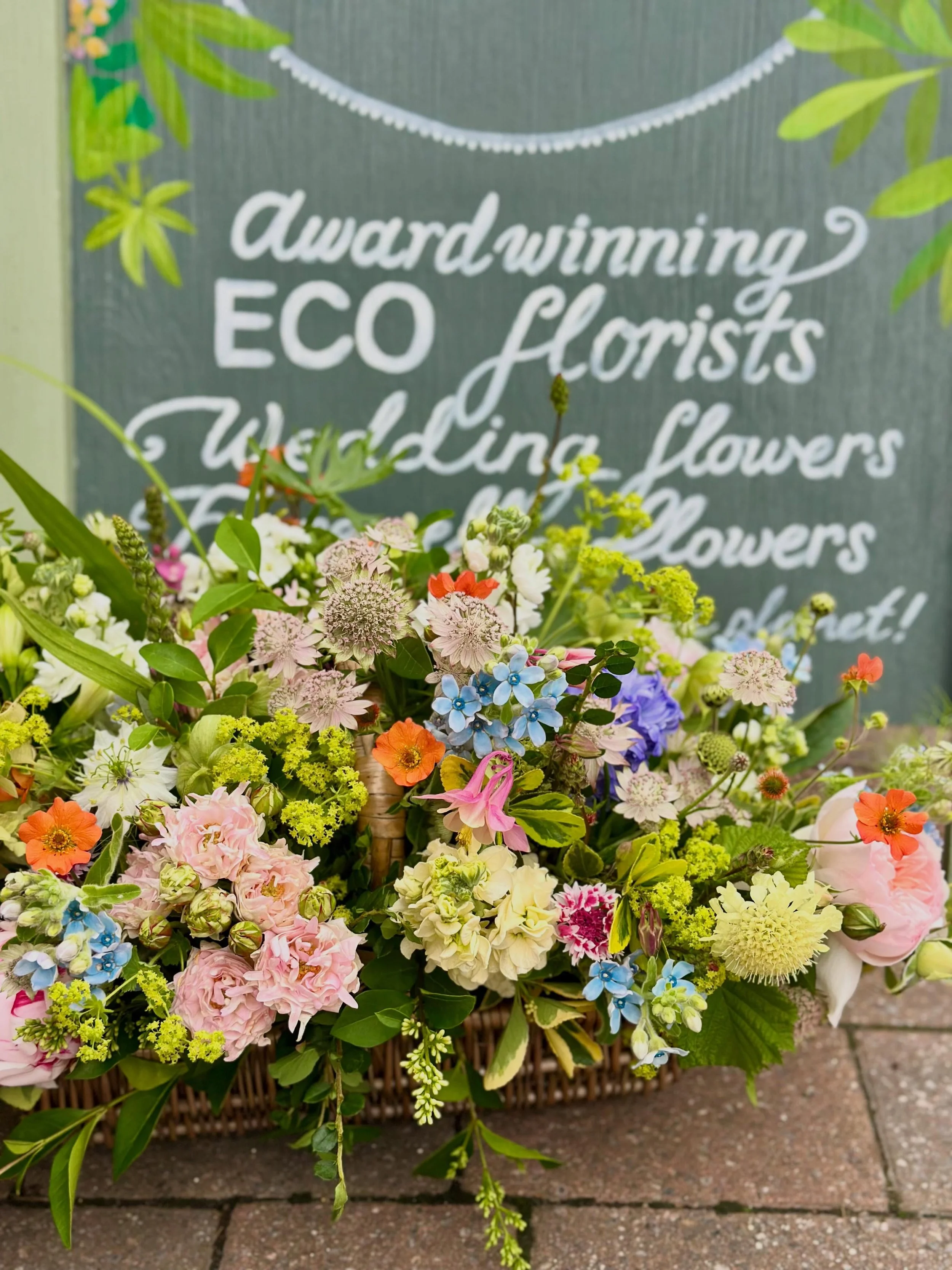Our shareable trug is an alternative farewell tribute. All the flowers are in water so they can be repurposed at the celebration of life and then taken home to enjoyed days afterwards by family and friends.

Farewell flowers | Funeral flowers | Susta