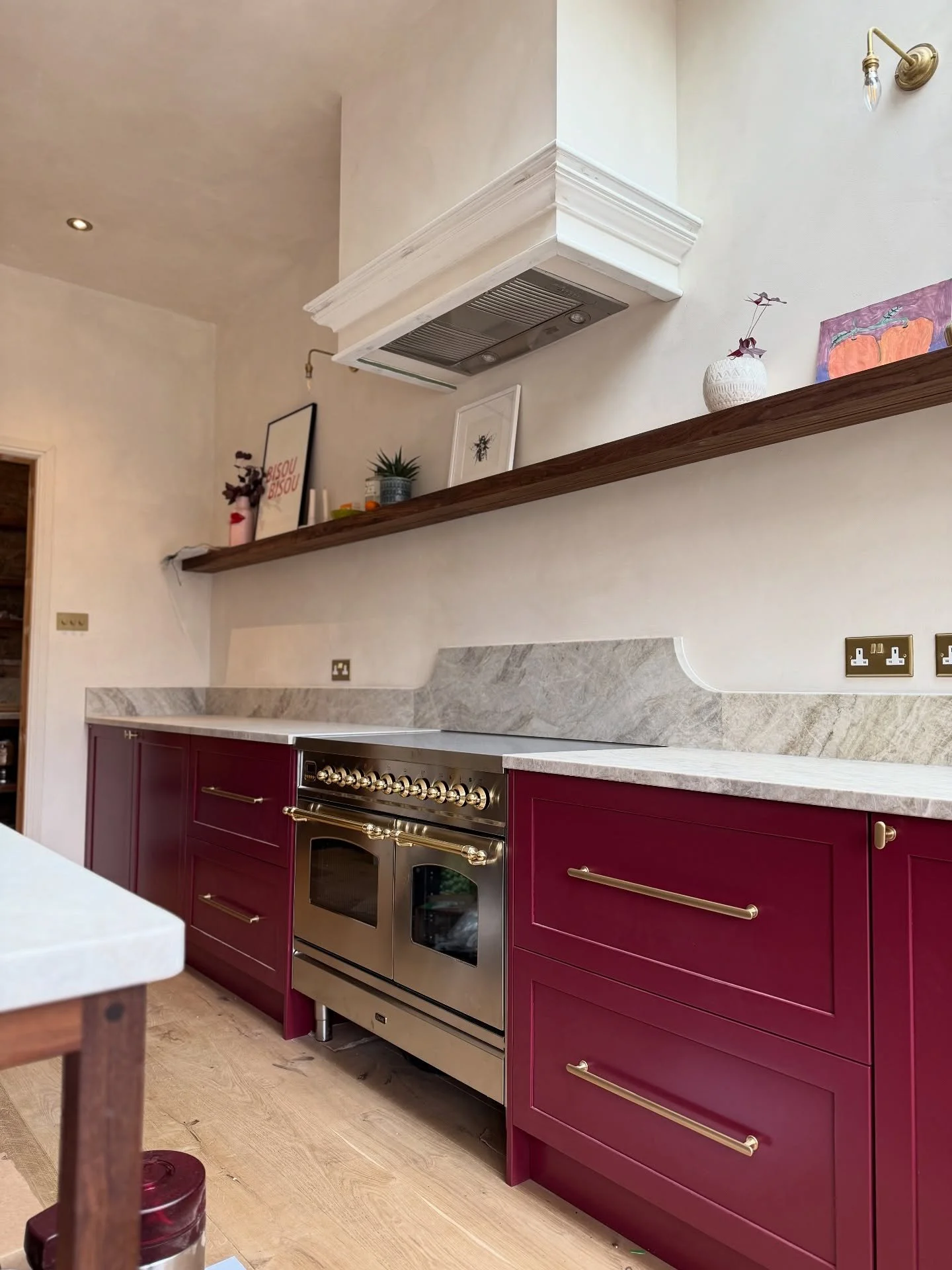 On site today for some snagging on our north London kitchen to help get it over the line. An exercise in maximalism: solid walnut island and shelving with doors and drawers in Claybrook Studio ‘Winebar’ complimented by Corston Architectur