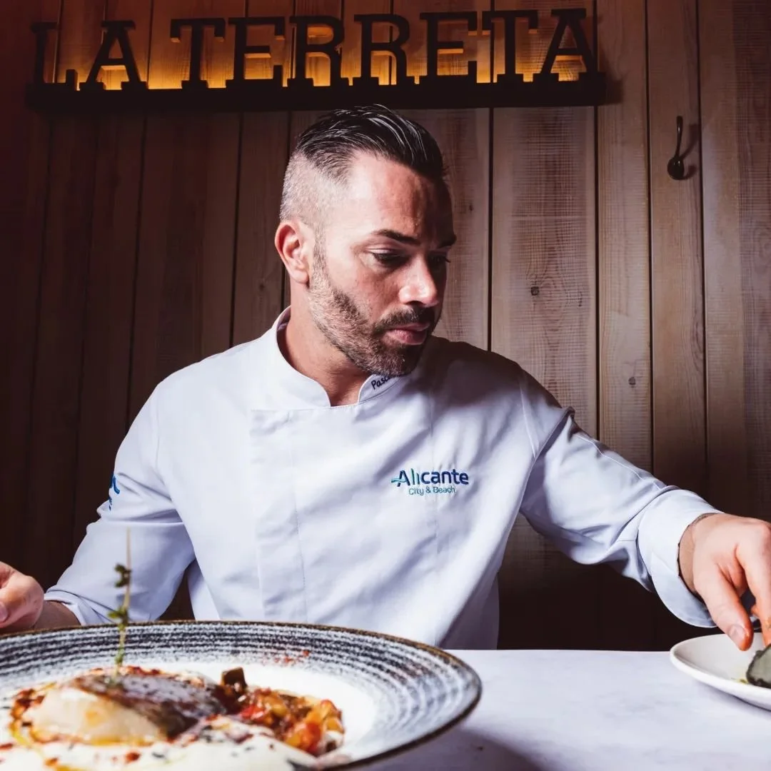 👨&zwj;🍳 D&eacute;jate llevar por la creatividad y pasi&oacute;n de nuestro chef en La Terreta Gastrobar. 🍽️🔥 

Cada plato es una obra maestra que refleja el amor por la gastronom&iacute;a.

#ChefCreativo #Pasi&oacute;nPorLaCocina #Creaci&oacute;n