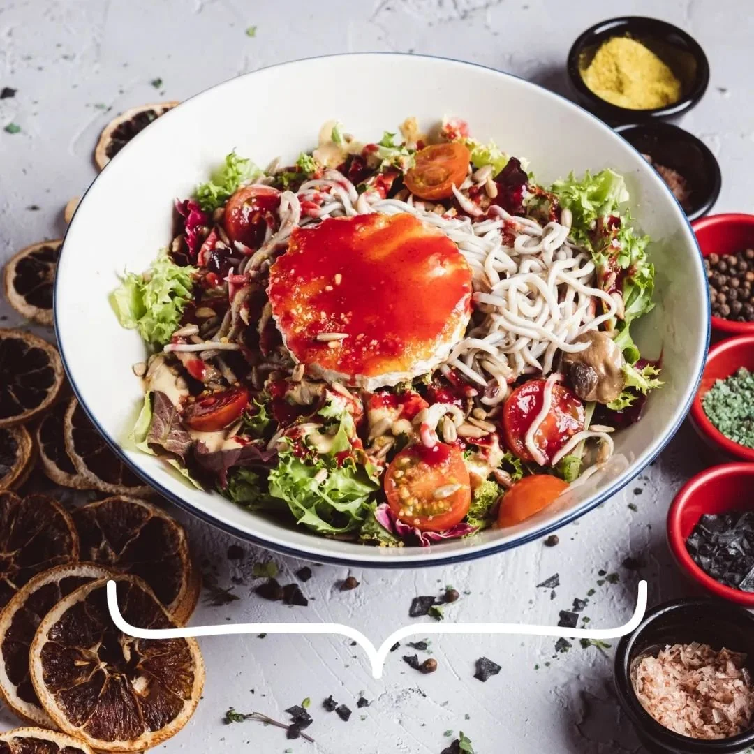 Disfruta de la frescura y los sabores vibrantes de nuestra ensalada en La Terreta Gastrobar. 🥗🌿 

Una opci&oacute;n saludable y deliciosa para cualquier ocasi&oacute;n. 

#EnsaladasGourmet #FrescuraLaTerreta #Creaci&oacute;nCulinaria #Pasi&oacute;n