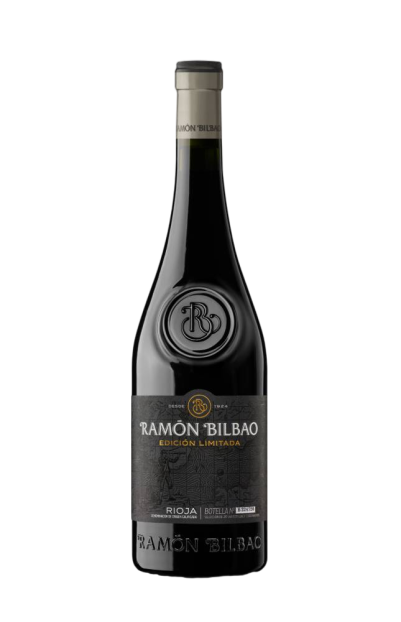 Botella de vino Ramón Bilbao edición limitada con etiqueta negra, detalles en rojo y gris, y fondo negro.