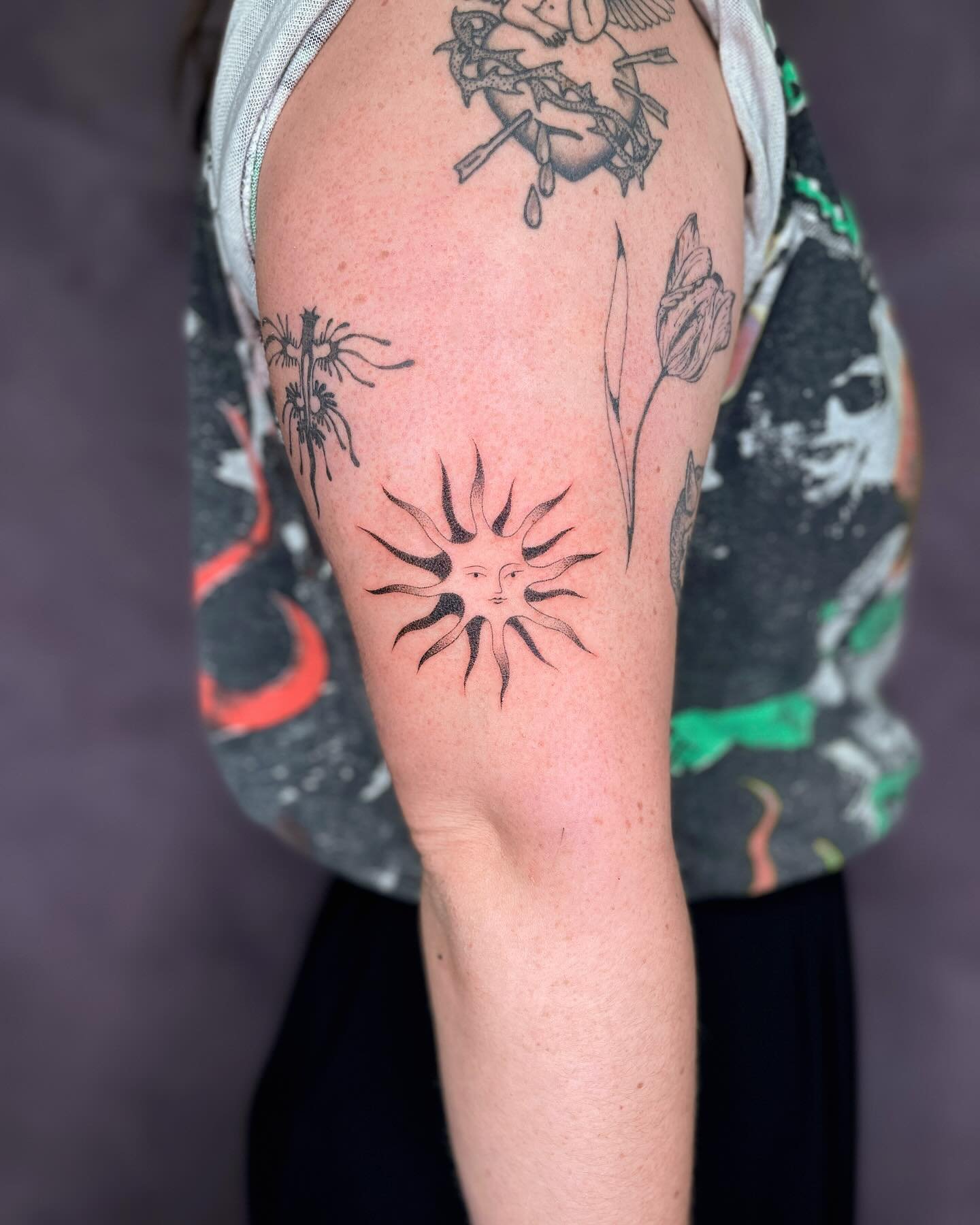 Thanks for having me for a mini guest time @4brvce thanks to the loveliest people who got these cute hand poke tats 🌞 
#handpokedtattoo #stickandpoke #suns #suns #suns