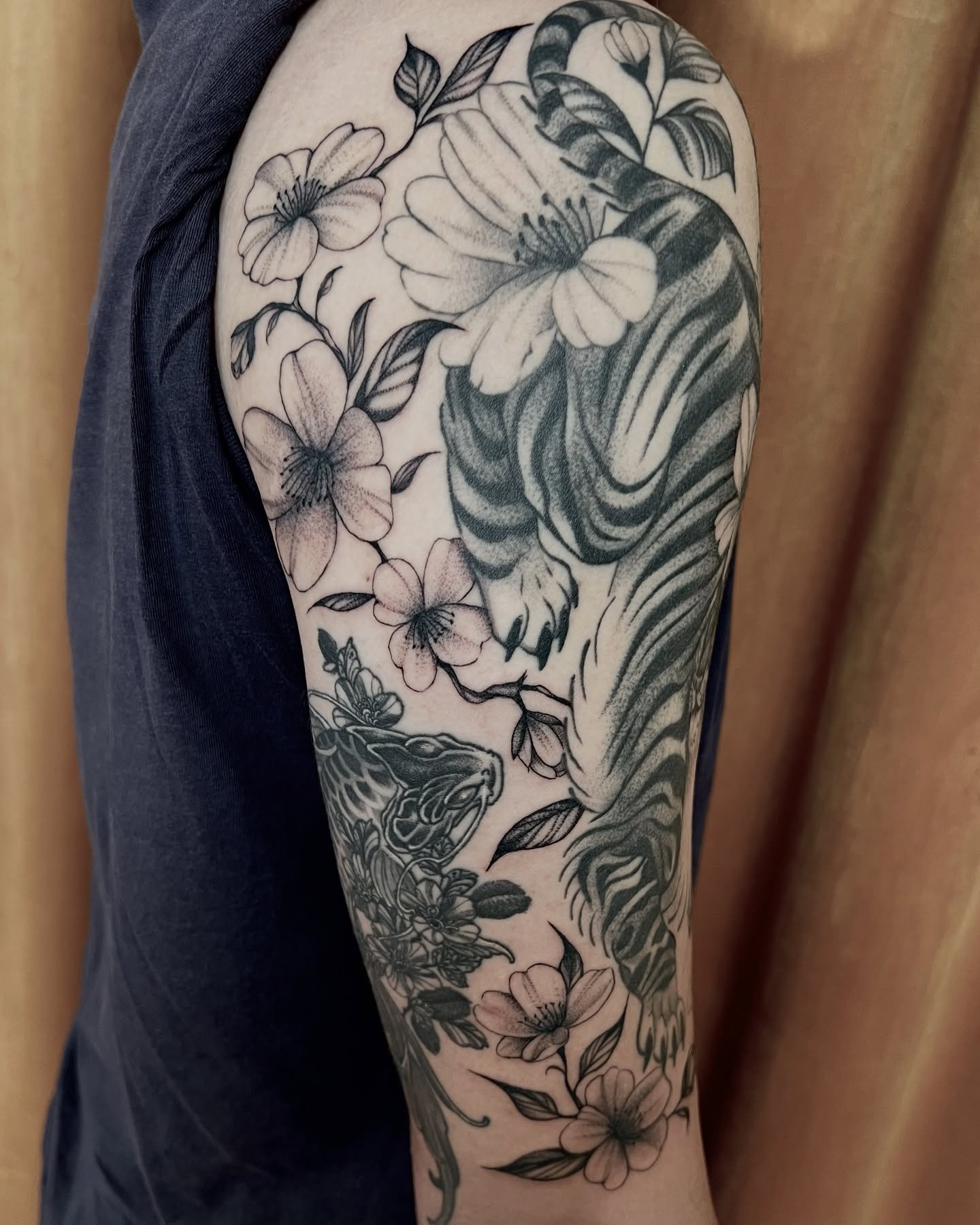 Cherry Blossom floral gap filler added next to a healed Tiger from a while back. Thanks so much again!!

To book something with me email via the form link in bio or DM me.

Done @buttercattattoo 
#tigertattoo #wellingtontattooartist #nztattooartist #