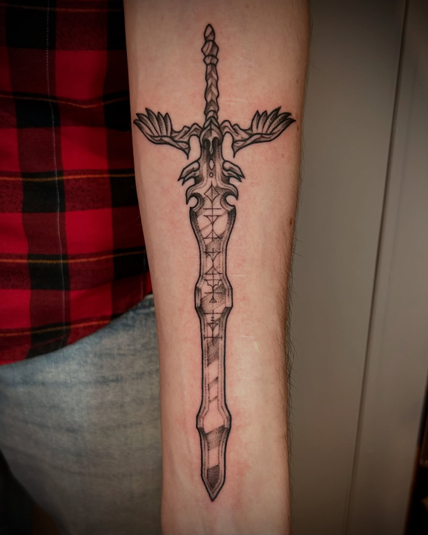 The Sylblade for Chris ⚔️ thank you for trusting me with your first tattoo! 
.
#tattoo #fantasytattoo #fantasy #tattoos #swordtattoo #blackworktattoo #blackwork #wellingtontattooartist #nztattoo #stormlightarchive