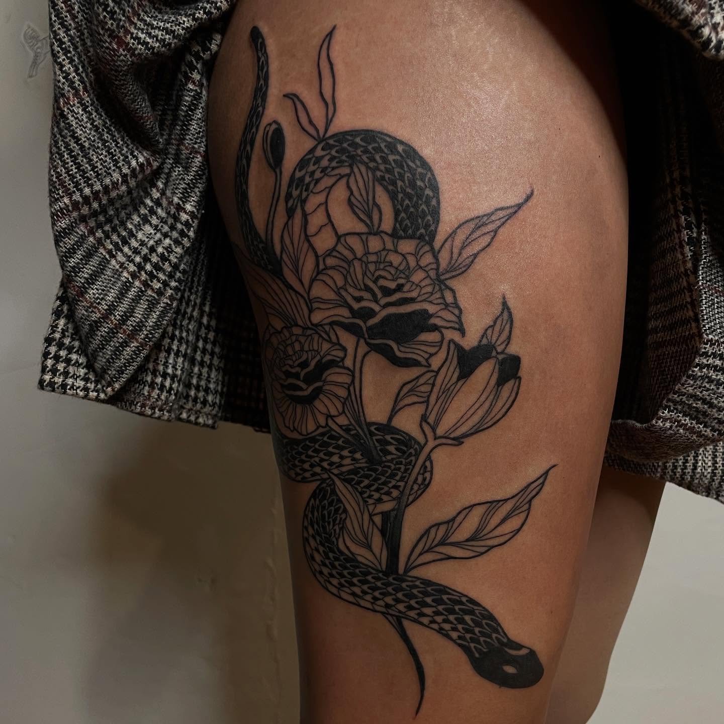 This piece was a blast to do! Thank you for the trust Hannah! 
.
.
.
.
.
.
#tattoo #wellingtontattoos #snake #flower #blackandgreytattoo #legtattoo #snaketattoo #floraltattoo