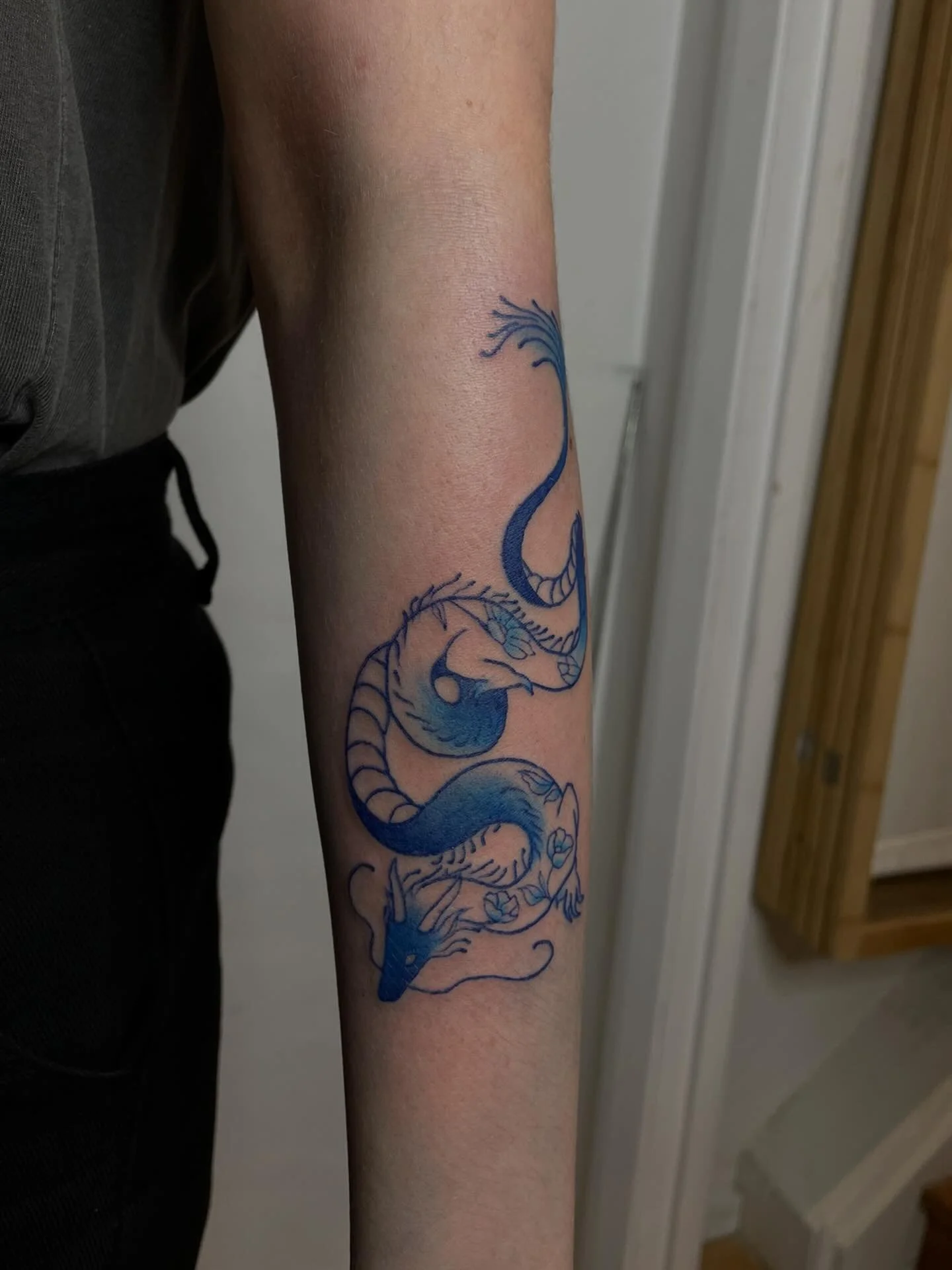 Porcelain pieces!! I’m so obsessed with these and would love to do more, snakes, dragons, vases, lions YOU NAME IT.
.
.
.
.
.
.
#tattoo #wellingtontattoo #porcelain #blueink #snaketattoo #dragon #chinesedragon #colourtattoo