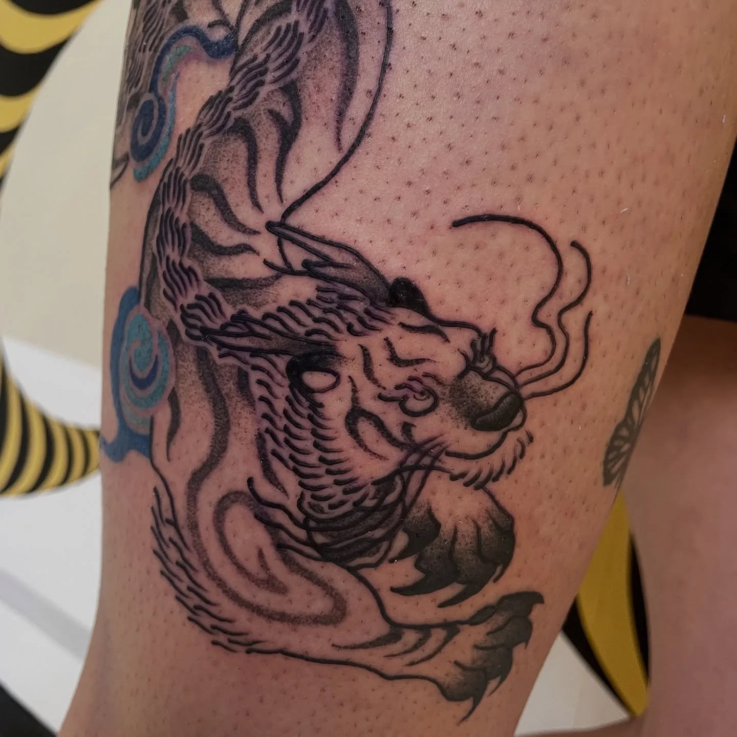 Incredibly fun day with James. Ty Ty Ty for getting this piece of my flash and pls pls pls I’d love to do more like this. 
.
.
.
.
.
.
#tattoo #wellingtontattoo #dragon #tiger #legtattoo #blackandgreytattoo #clouds