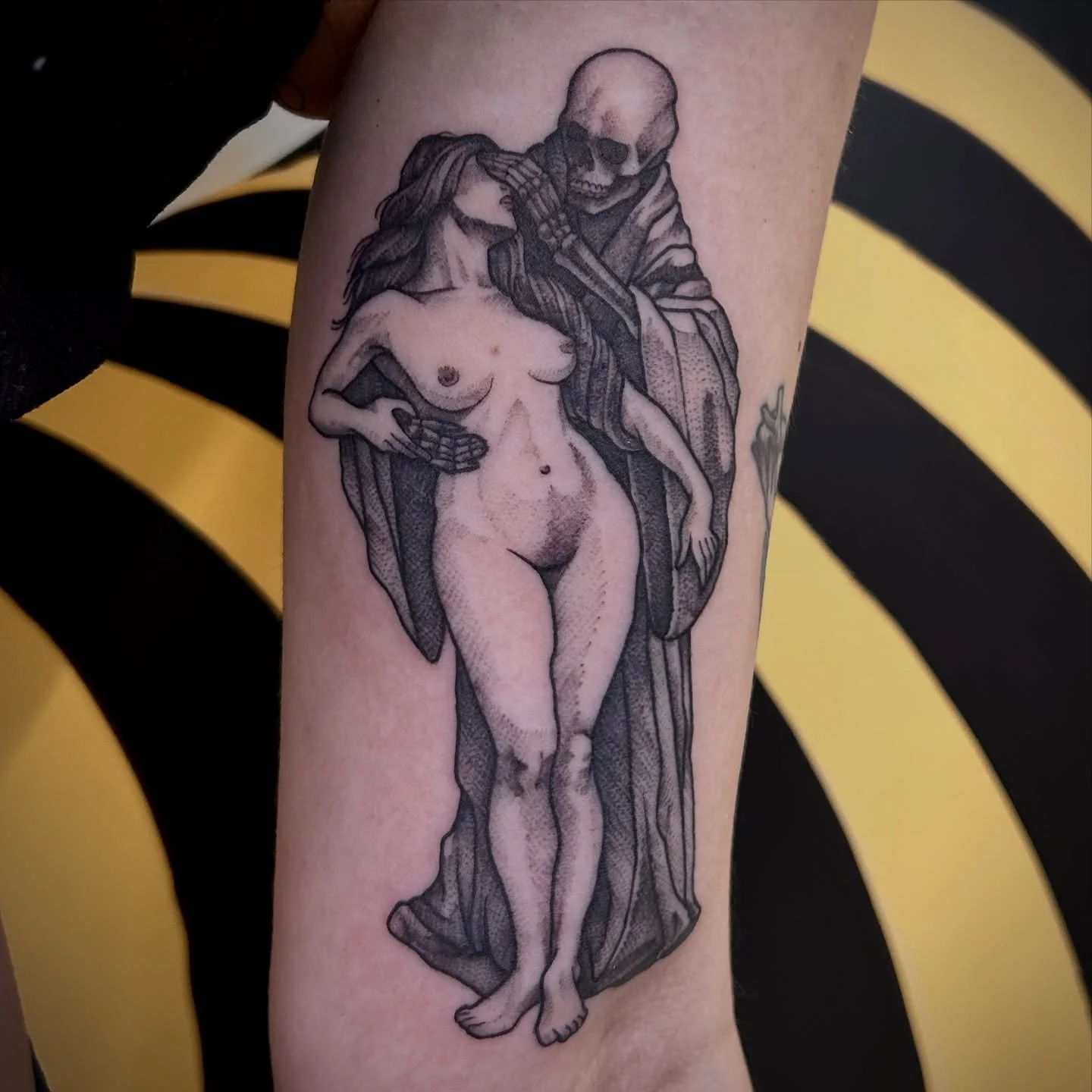 For Ella based off an ex libris illustration. Fresh vs freshly healed. Thank you for your continued trust! 🙌🏽
Made with:
@lotusneedles 
@darkhorseshadingblack 
@stencil.jam 
@thesolidink 
Made at @buttercattattoo 
.
.
.
.
DM or email for bookings