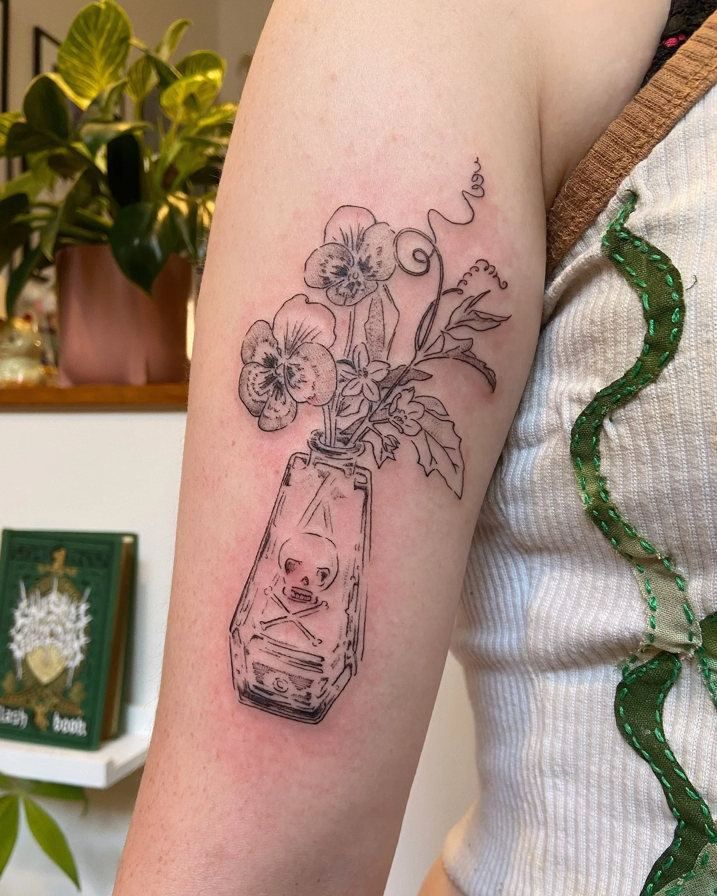 A tiny bit pink still! But you get the idea 😌💐
.
Thank you very much for your trust on your first, May! And for making the trip all the way in 🤲🏽♥️ love that u picked out the skull vase!
