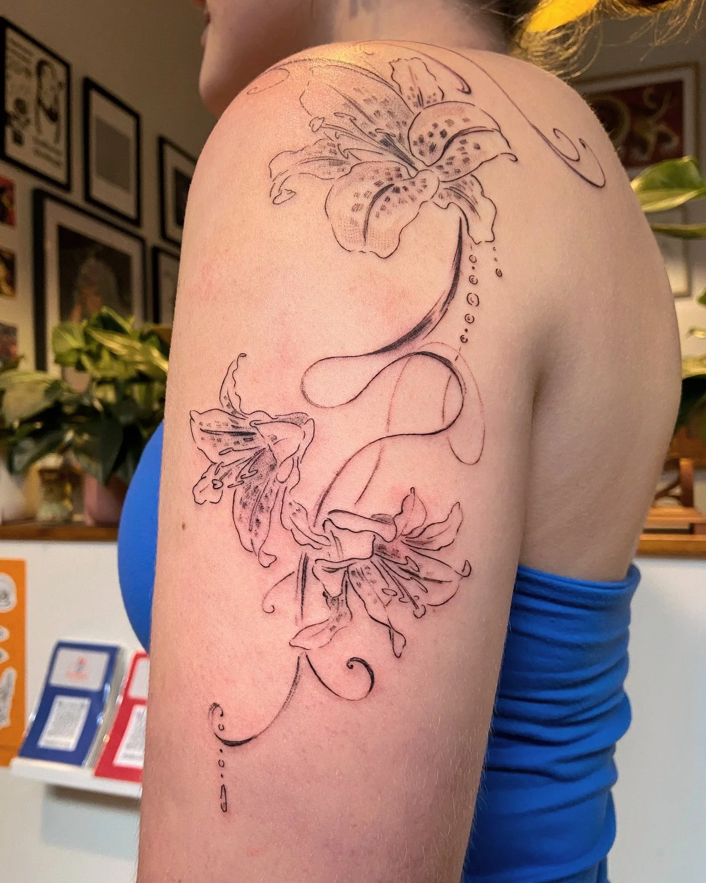 So so fun working on your oriental lilies with you, Mollie! Thank you so much for your trust and patience 🤲🏽♥️♥️ absolutely love this flowiness & the detailing ✨