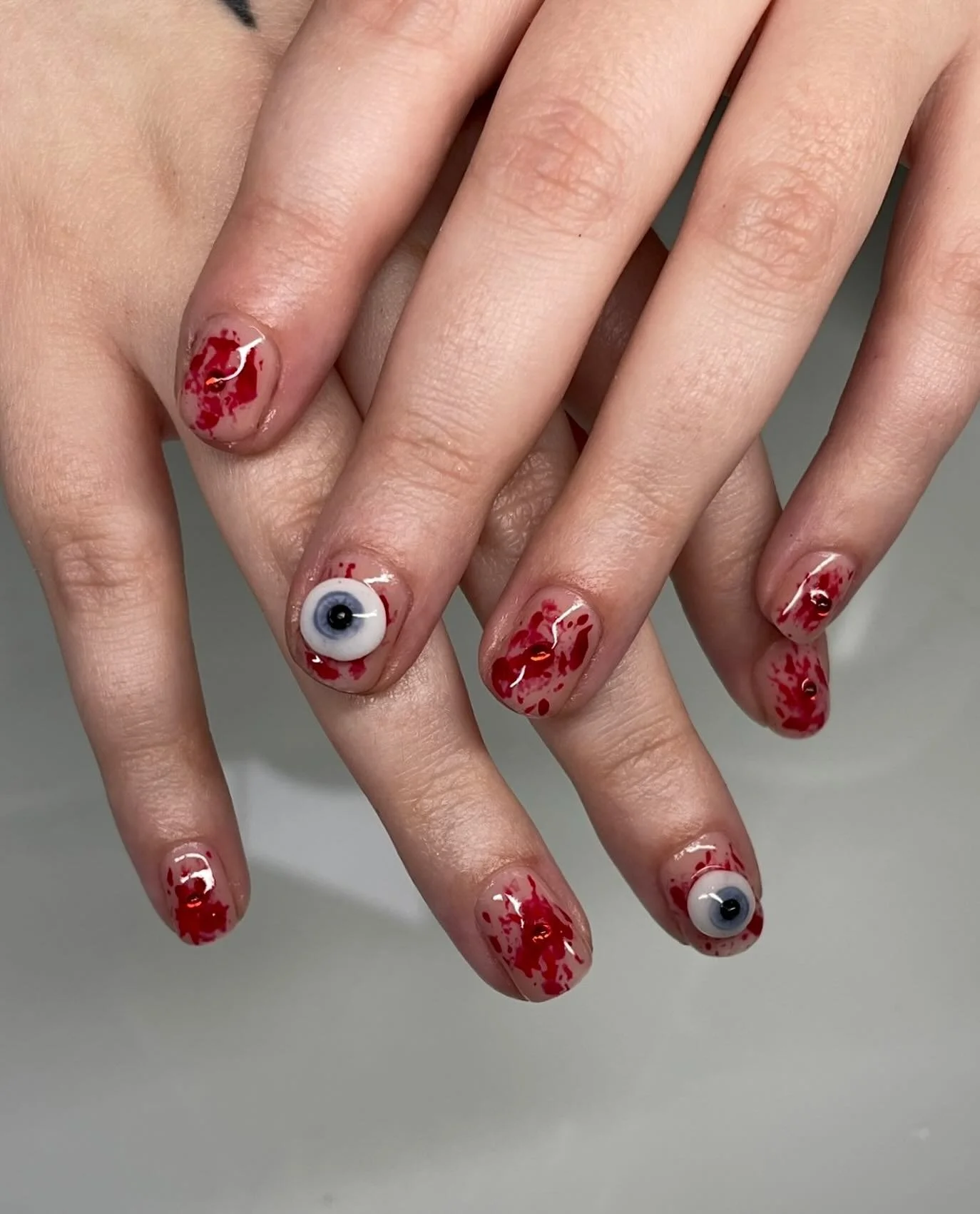 Level 2 - Eyeballz 👁️
Turns out u can’t change the colour of the eye emoji, seems like a flaw
Lil Halloween set for @shrimpy_finn with @kemsara.ink eye colour (allegedly) 🎃
#halloween #halloweennails #nailart #spookynails #3dnails #sculpte