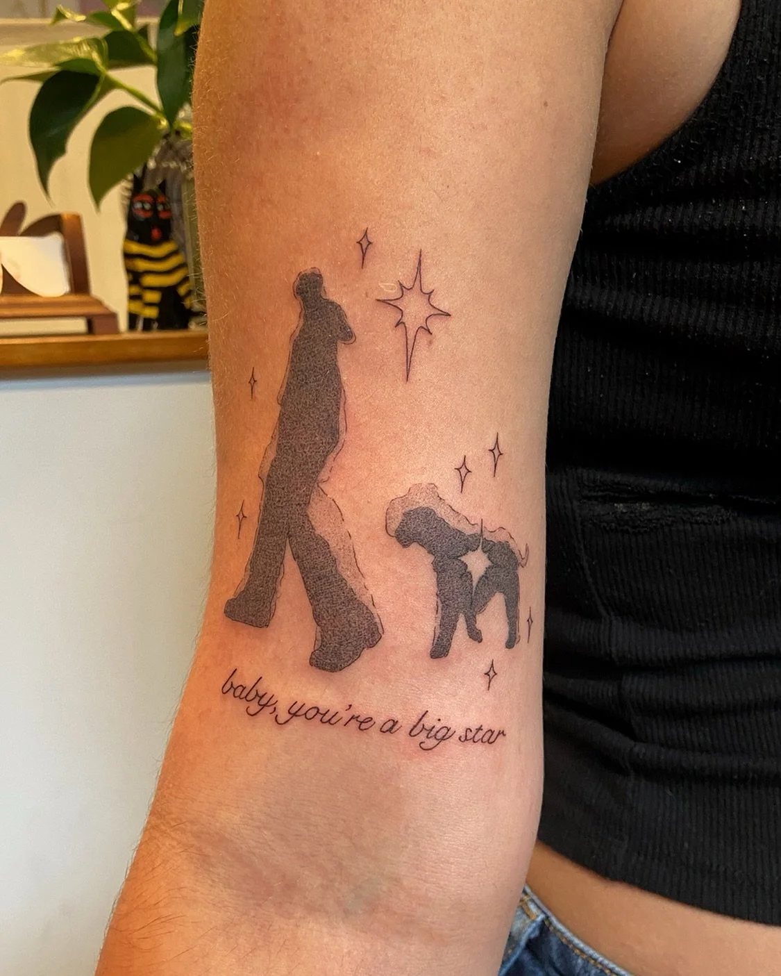 Something a little different 🌟 I loved doing the dot shading on your shadows, Zoe! Thank you so much for your trust with your ideas 🤲🏽♥️♥️
.
Script is a quote from “Big Star” by Lorde 🌟