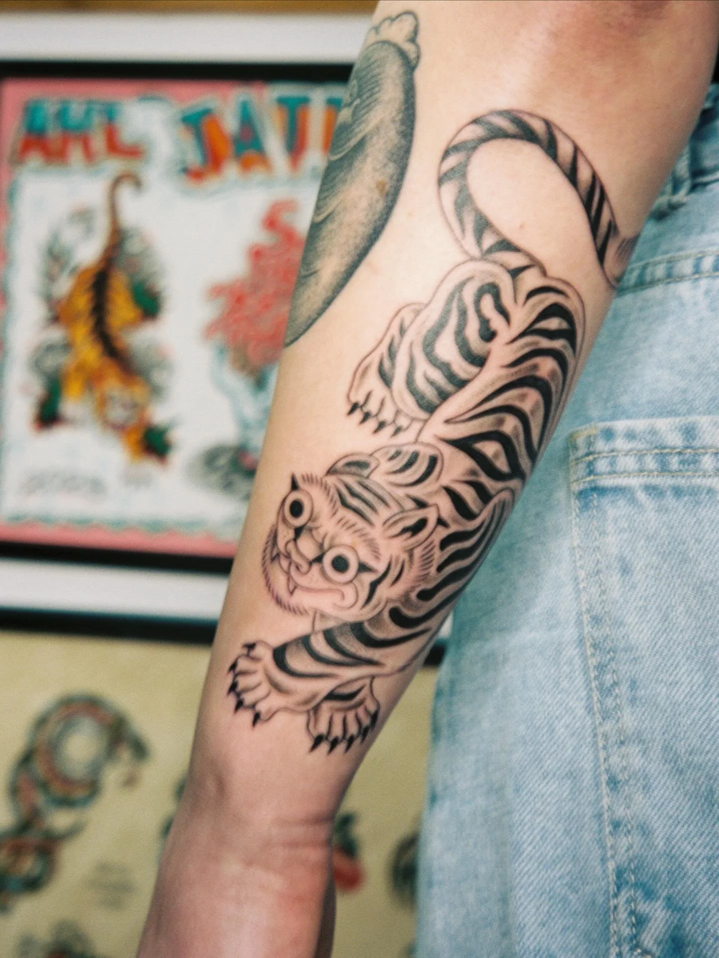 Custom tiger for @bre.palm 🐯 
Tiger painting in the background by @rios.tattoos 🐯