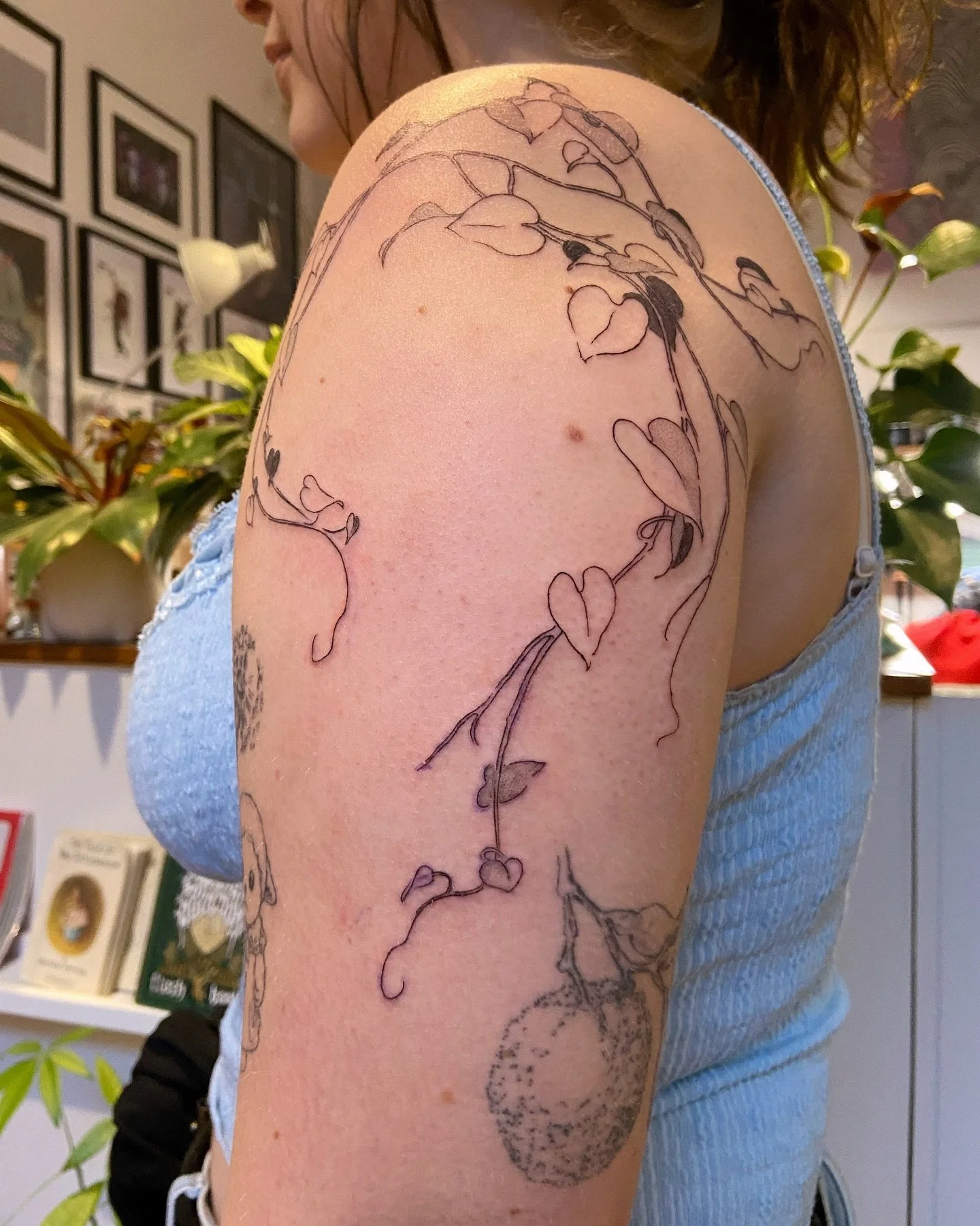 Free flowing organic leafy/flowery vines that complement your body?? um YES??? 🌱🌱🌱
.
Ft. healed sylvanian friend 🐑 and healed fruit by Justine @oxalis_______ 
.
Thank u for your trust once again, Em! Always so so luvleh to see you and to chat 🤲?