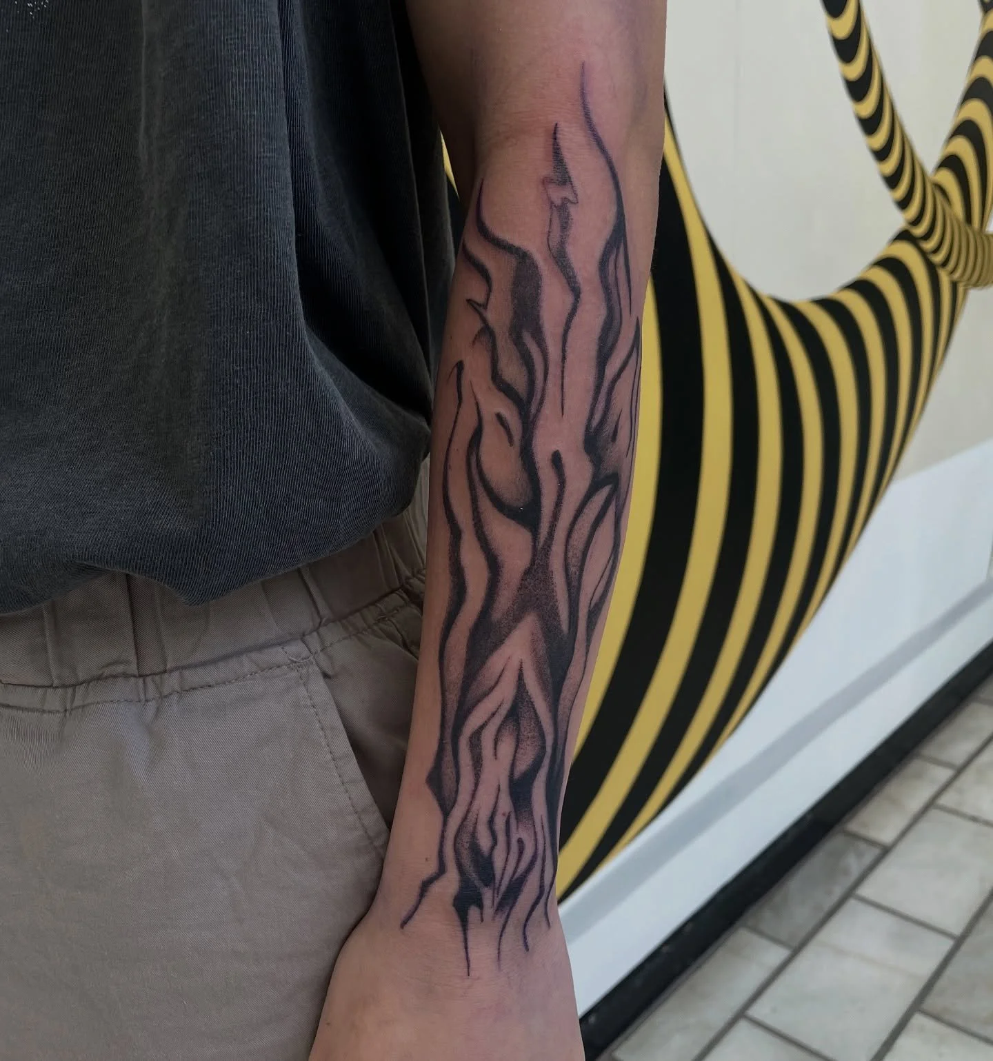 Very fun abstract piece based off cat markings for Ariel! 🐈🐈🐈
.
.
.
.
.
.
#tattoo #wellingtontattoo #abstracttattoo #armtattoo #blackandgreytattoo #cattattoo
