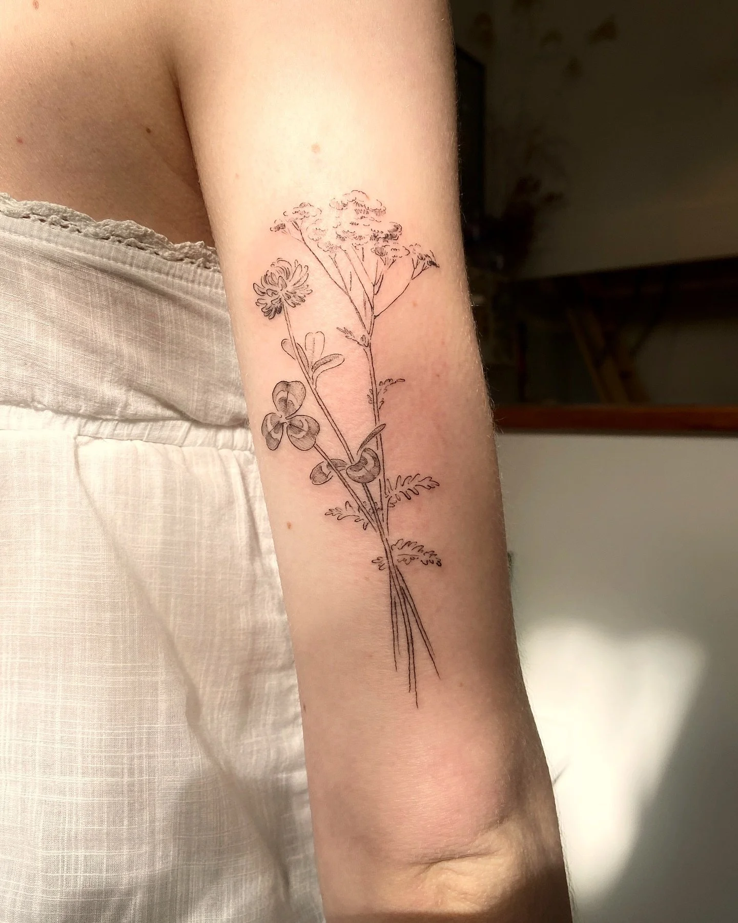 One of the last pieces we did at our previous studio location on Left Bank 🌞
.
Thank you for your time once again, Eva! And once again, u were the perfect vibey outfit for pics 🌻🍂🦋
.
Ft. healed bouquet we also did before 💐