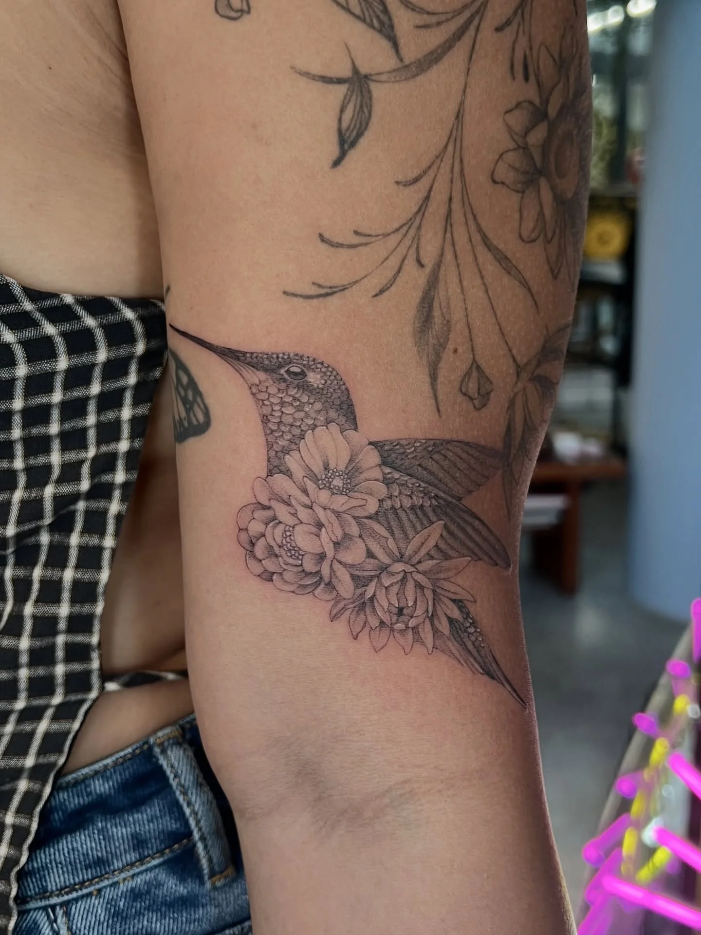 Hummingbird with floral body for Pauline. Thanks so much for the cute idea and trust with this 🫶✨
@buttercattattoo 
#hummingbirdtattoo #hummingbird #wellingtontattooartist #nztattooartist #wellingtontattooshop #finelinetattoo