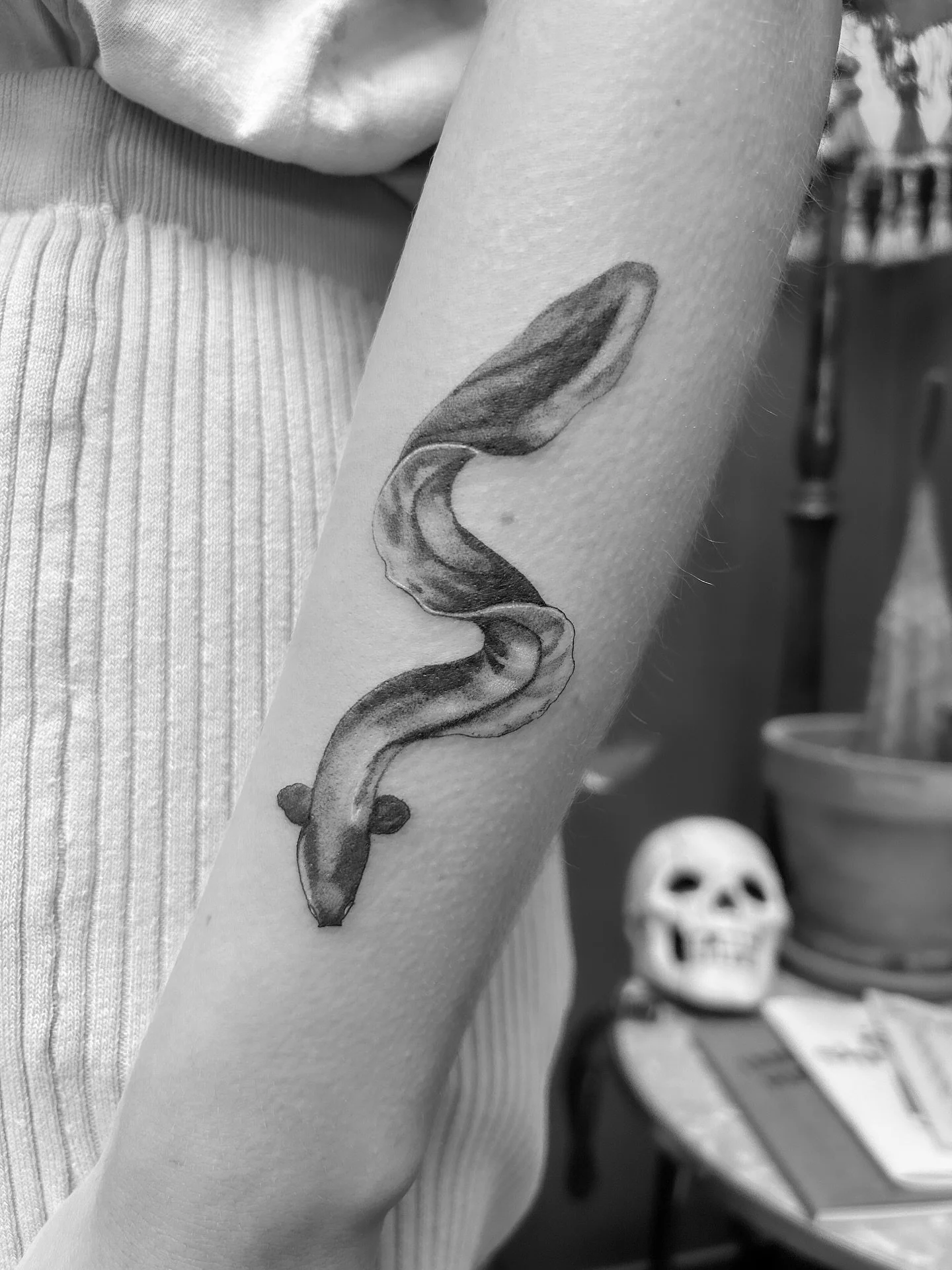 ōrea (longfin eel) for Miya 🖤 I was so excited to tattoo another tuna - one of my top native creatures for sure!so much fun with the texture on this little fella! thank you Miya ✨

💛 booking summer at @buttercattattoo 💛

.
.
.
,
.
.
,
.
,
#tattoo 