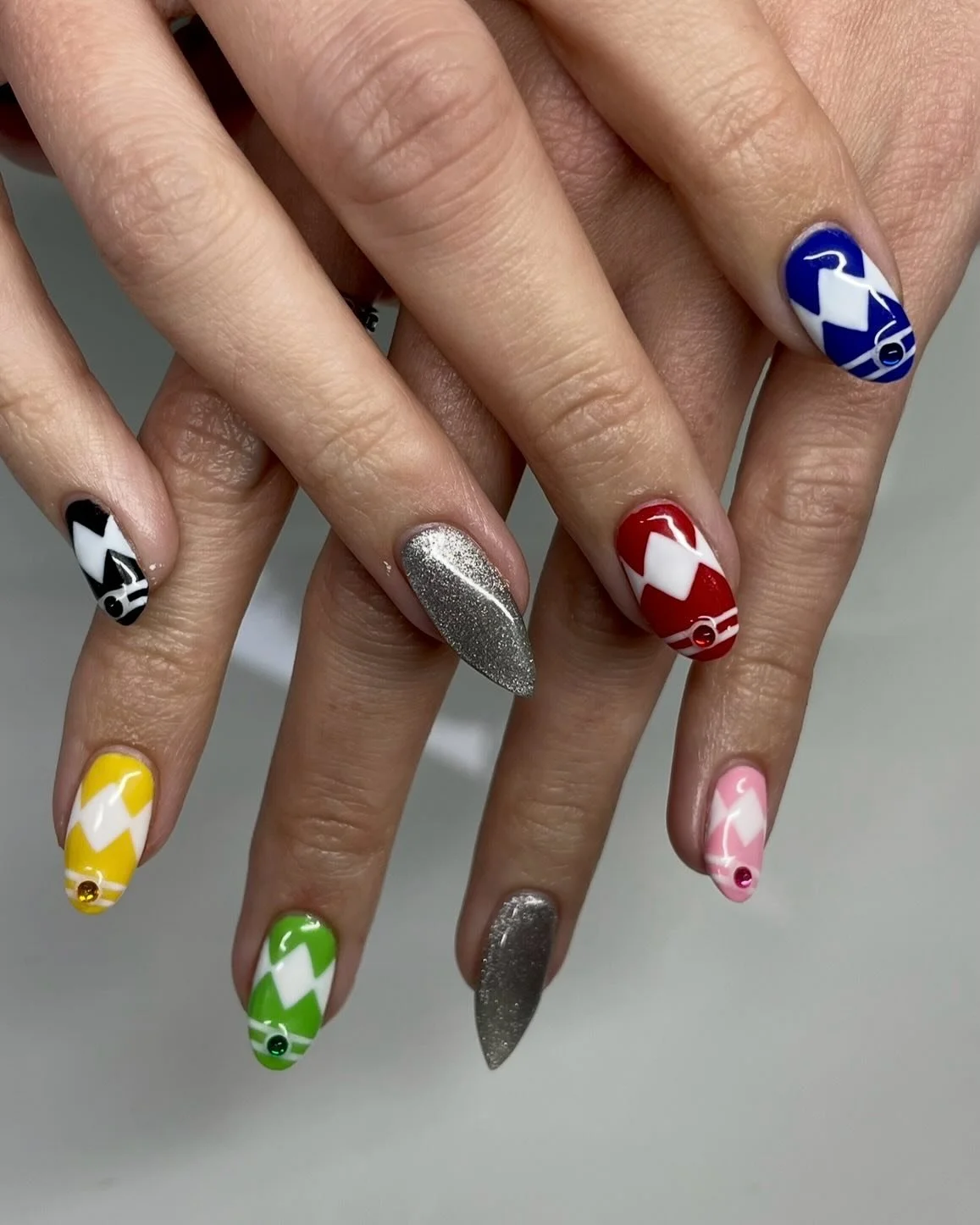 Level 3 - Power Rangers 🩷💙💚❤️💛🖤

Based off their suits and helmets, silver cateye nail is a reference to the horns/fangs on yellow and blues helmets :)

More of this @buttercattattoo 

#nailart #powerrangers #powerranger #popculture #buildergel 