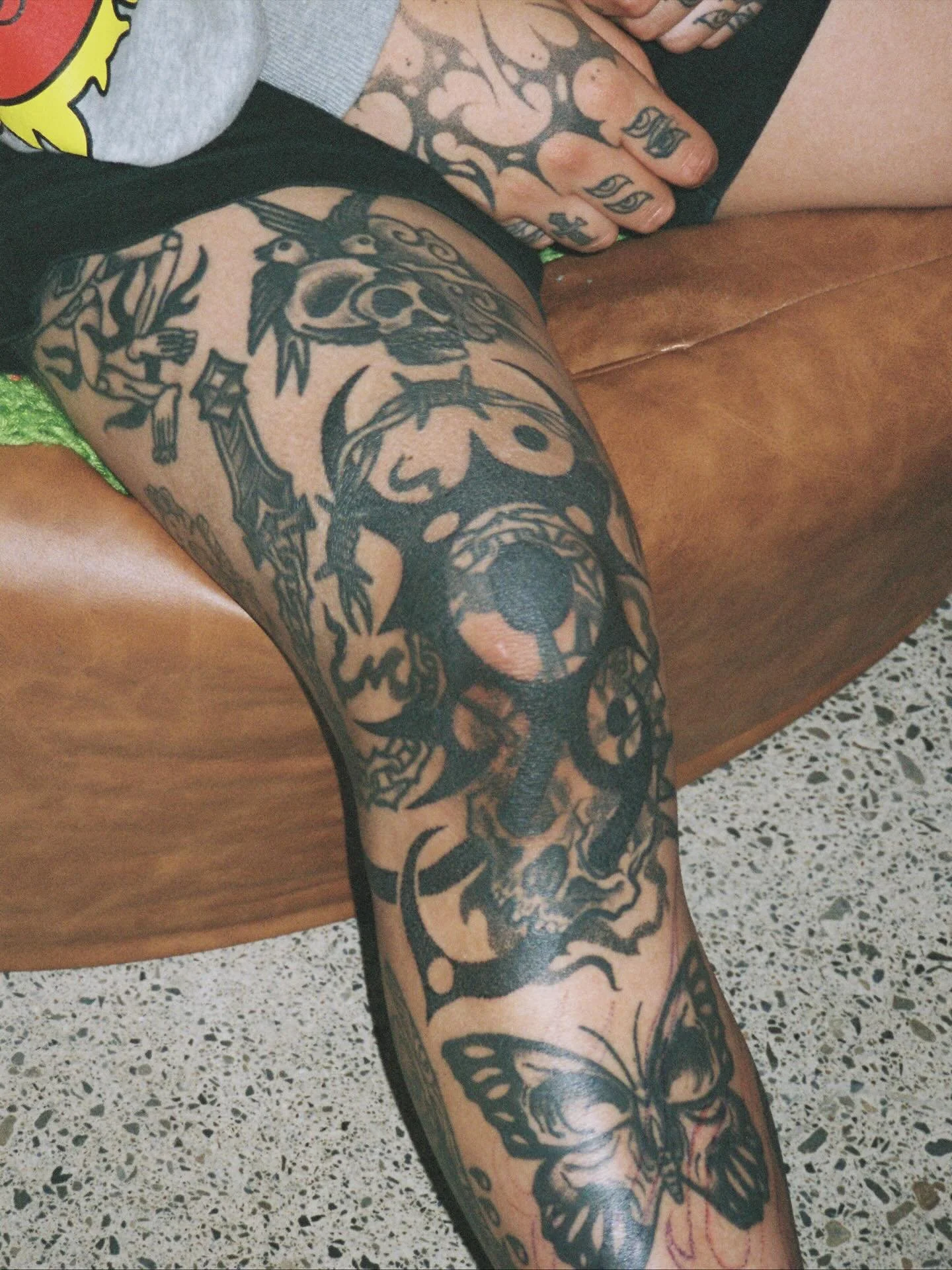 Freehand Borneo tribal inspired knee blast over for 🥑@smushedavocado 🥑  Thank you so much much butterfriend!! 😸 🙏

✨Healed hand by @stabbyraintattoo ✨

Made with @tedstattoowonders

#splendidscans