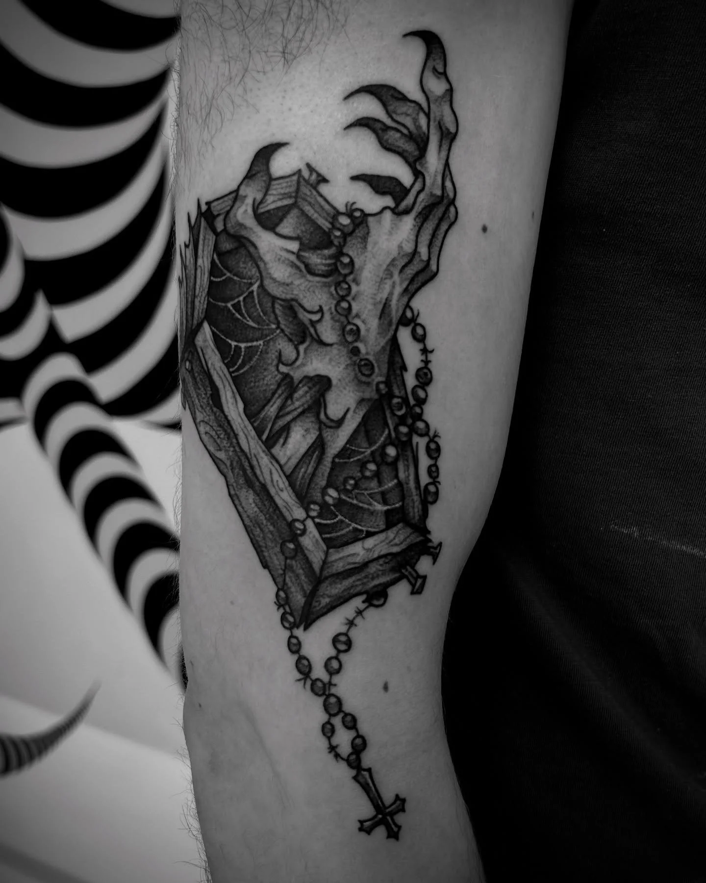 📸 HUNGER | reworked flash for Yannic 🧟&zwj;♂️
. 
.
.
Made @buttercattattoo 
Made with @stencil.jam @lotusneedles @darkhorseshadingblack @thesolidink 
.
#tattoos #darktattoo #horrortattoo #zombietattoo #nztattoo #wellingtontattoo #blackandgreytattoo