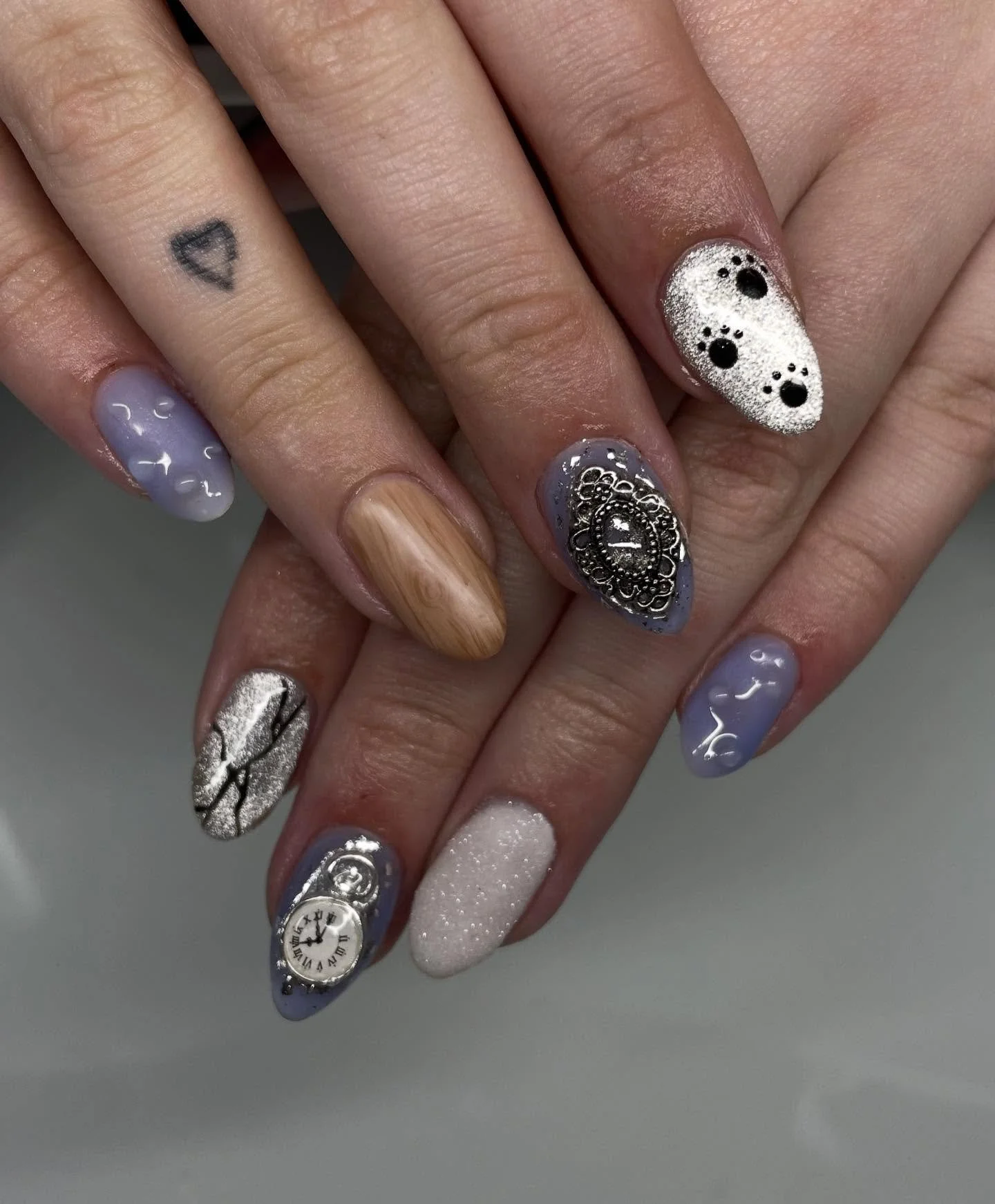 Level 3 - Bad Luck 🐈&zwj;⬛

Late Halloween post! Bad luck and superstition inspired set 🕰️

Includes - Broken mirror and clock, spilt salt, touching wood, black cat, stepping on a crack, number 13 and raindrops for opening an umbrella inside ☔️

#h