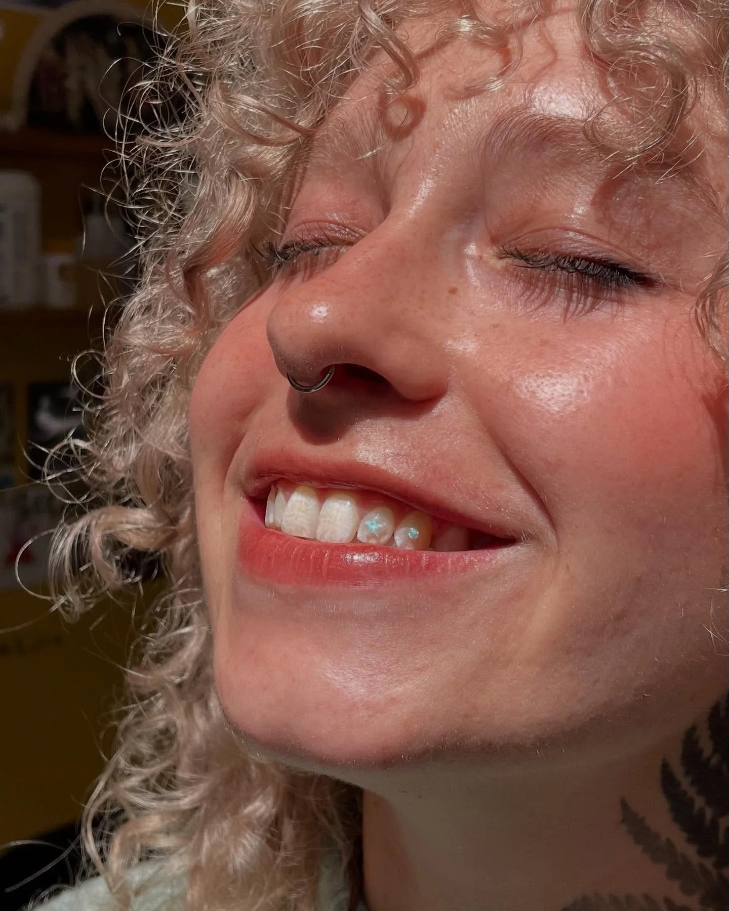 Opal gems for the lovely @tamarillo.tattoo 💚

Find me and my gems @buttercattattoo 🦷💎

#toothgem #wellington #opaltoothgem #toothgemtechnician #swarovski #opal #opaljewelry #tattoo