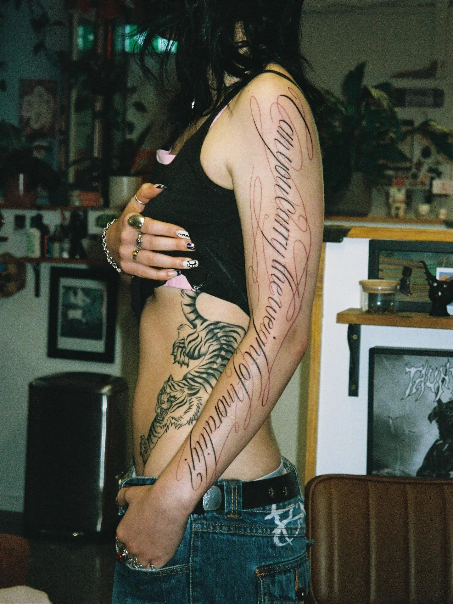 Would love to tattoo more script like this! 🖤 Always a pleasure tattooing you @boybaggy777 🌟

✨Made with @tedstattoowonders ✨

#splendidscans