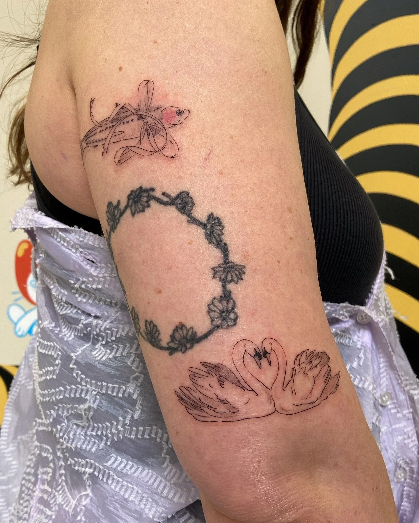 Blushing sardine friend from my flash, and a pair of custom swans 🦢💗🦢
.
Thank you for taking the time to pop in while you were in town, Sophie! It was lovely chatting with you
.
((daisy chain not by me))